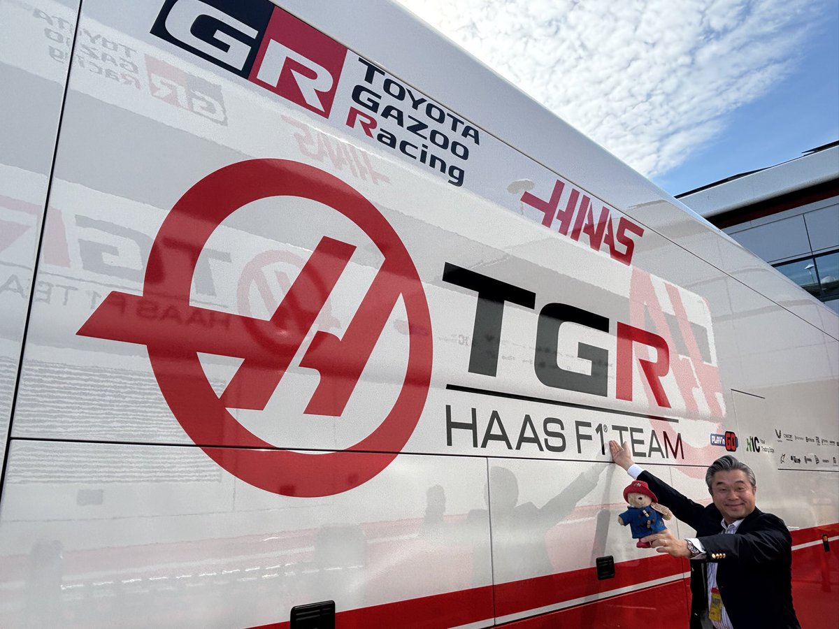 AmbJapanUK's tweet photo. Silverstone!!!🏎️🏎️🏎️
Paddington had fantastic time visiting the home of British motorsports👍
Thank you, Ayao Komatsu &amp; TGR Haas F 1 Team, for hosting us😄 https://t.co/l6lcOwNUlr