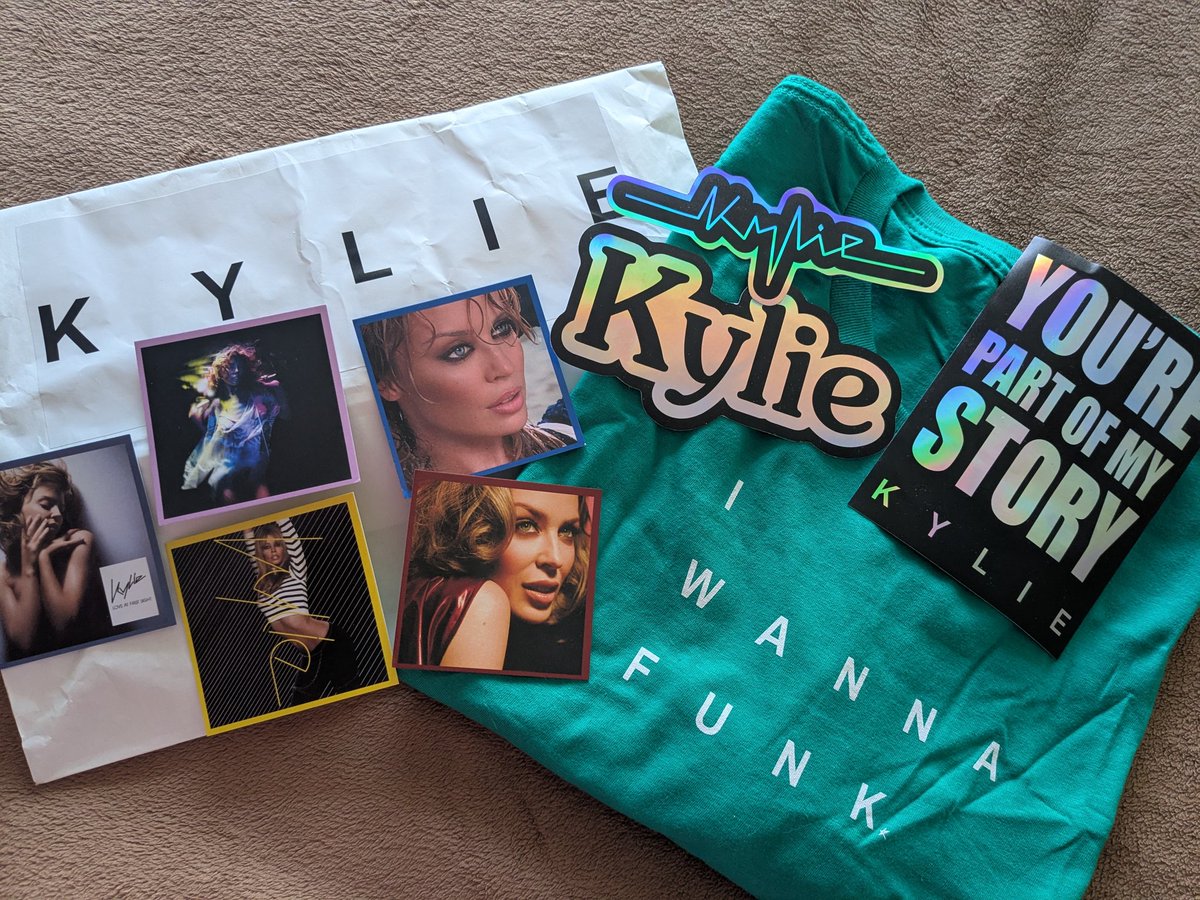 CarenLalania's tweet photo. #KMail 📦 My @kylieminogue #MysteryBag has arrived 😀 💚 https://t.co/ZNFEpPQVRK