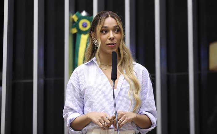 NotiPlay_'s tweet photo. Erika Hilton, diputada federal de Brasil, apoyará a las denuncias de los jugadores hacia PlayStation 🔥🔥

“Estoy remitiendo a la Secretaría Nacional del Consumidor las denuncias que he recibido sobre el anuncio del fin de los juegos en formato físico para las consolas PlayStation.

Hay problemas evidentes con esta decisión: las consolas que se venden actualmente incluyen una unidad lectora de discos y siguen comercializándose. De hecho, los consumidores pagan un precio mayor por las versiones con lector de discos.

Es decir, existe un compromiso implícito de que ese lector seguirá siendo útil en los próximos años.

Y las empresas distribuidoras de esos juegos se reservan el derecho de cancelar esa licencia en cualquier momento. Así, un juego puede simplemente desaparecer de la biblioteca digital del consumidor que creyó haberlo comprado.

La venta exclusivamente digital de juegos también fortalece el monopolio de las tiendas de cada fabricante de consolas. ¿Tendrán los consumidores derecho a revender o prestar sus juegos digitales? Sospecho que no.

Mi interpretación es que todo esto ya demuestra la necesidad de una actuación proactiva por parte de los organismos de defensa del consumidor frente al fin del formato físico.

La tendencia actual, con los movimientos monopolísticos de Microsoft, las prácticas anticonsumidor de Sony y las acciones judiciales de Nintendo contra quienes preservan archivos de juegos que ya no están disponibles para su compra, apunta a un futuro en el que los jugadores dejarán de ser dueños de sus propias colecciones de videojuegos.

Solo existirán suscripciones, con múltiples niveles y precios diferentes, anuncios en medio de los juegos y las peores prácticas posibles. La consola, comprada por el consumidor, solo será útil mediante la contratación obligatoria de una suscripción.

Como parlamentaria, como integrante de la Comisión de Defensa del Consumidor y como alguien que solo tiene un juego en su biblioteca GTA y que es adicta a hacer únicamente la misión del avión, no acepto esa posibilidad.”