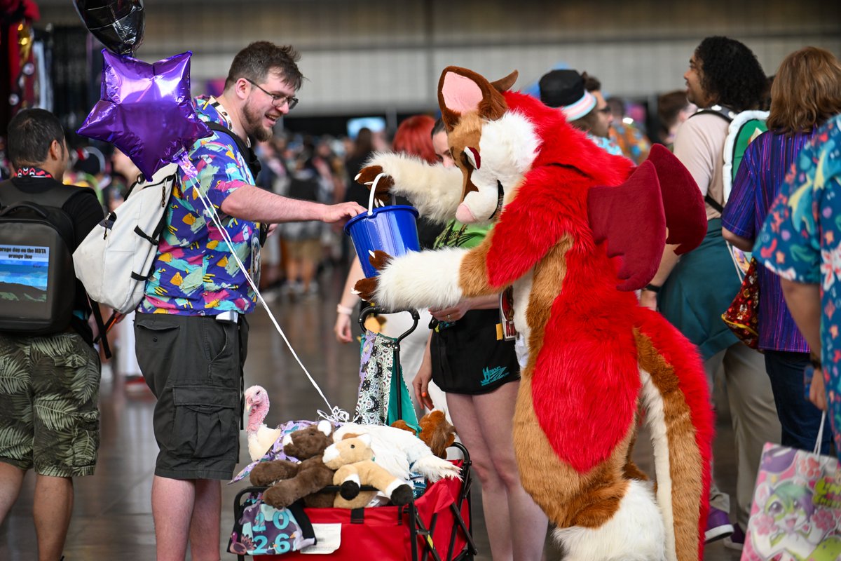 anthrocon's tweet photo. Watch out for our Charity Bucket Brigade going around - they'll go going around with farm animal friends and looking for your support raising money for J and J Animal Farms Sanctuary! ❤️💸🦆🦃🐴

📸 Aisling https://t.co/OY8X7XgCRC