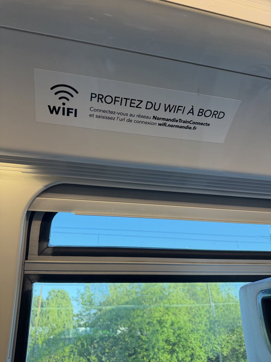 iCalamos's tweet photo. @dgccrf 

On peut porter plainte contre la SNCF pour publicité mensongère ?

Leur Wifi existe mais n’est pas relié à Internet ! Totalement inutile… 

Et on est en 2026… https://t.co/WTECSmBYDq
