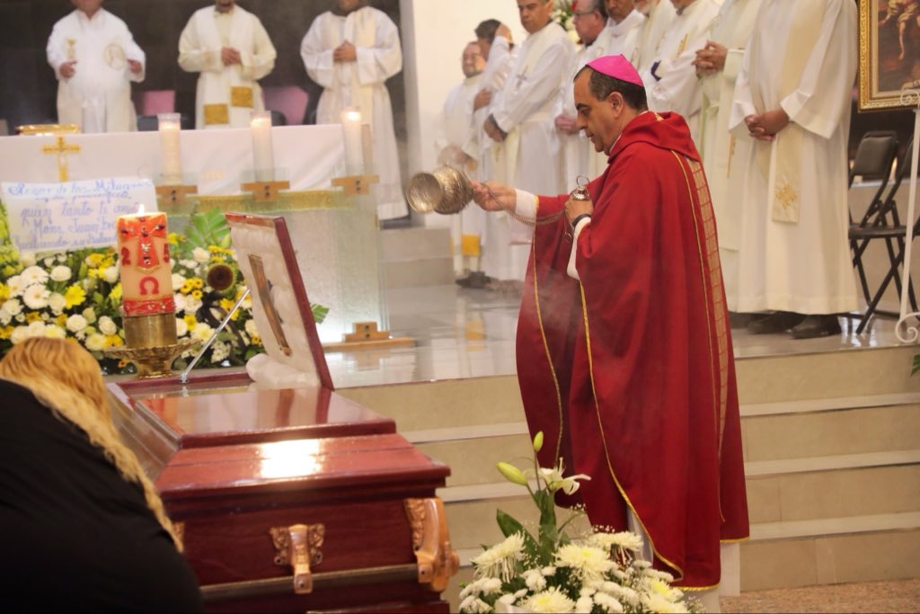 jorgelona1's tweet photo. En representación de la Gobernadora @LibiaDennise, despedimos con celebración de la Santa Misa a Monseñor Juan Frausto Pallares, Obispo Auxiliar Emérito de León. Deseamos pronta resignación a sus familiares y amigos, reconociendo además la labor que durante décadas llevó a cabo en el ejercicio de su vocación. Descanse en paz.