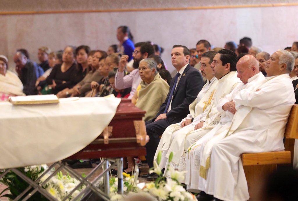 jorgelona1's tweet photo. En representación de la Gobernadora @LibiaDennise, despedimos con celebración de la Santa Misa a Monseñor Juan Frausto Pallares, Obispo Auxiliar Emérito de León. Deseamos pronta resignación a sus familiares y amigos, reconociendo además la labor que durante décadas llevó a cabo en el ejercicio de su vocación. Descanse en paz.