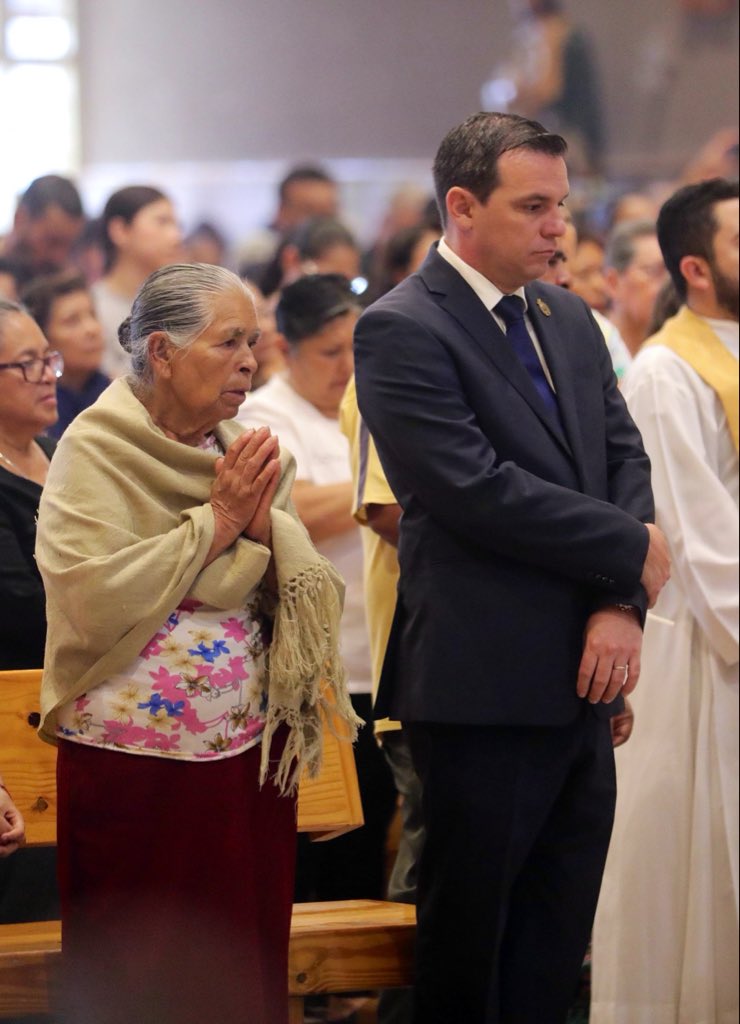 jorgelona1's tweet photo. En representación de la Gobernadora @LibiaDennise, despedimos con celebración de la Santa Misa a Monseñor Juan Frausto Pallares, Obispo Auxiliar Emérito de León. Deseamos pronta resignación a sus familiares y amigos, reconociendo además la labor que durante décadas llevó a cabo en el ejercicio de su vocación. Descanse en paz.
