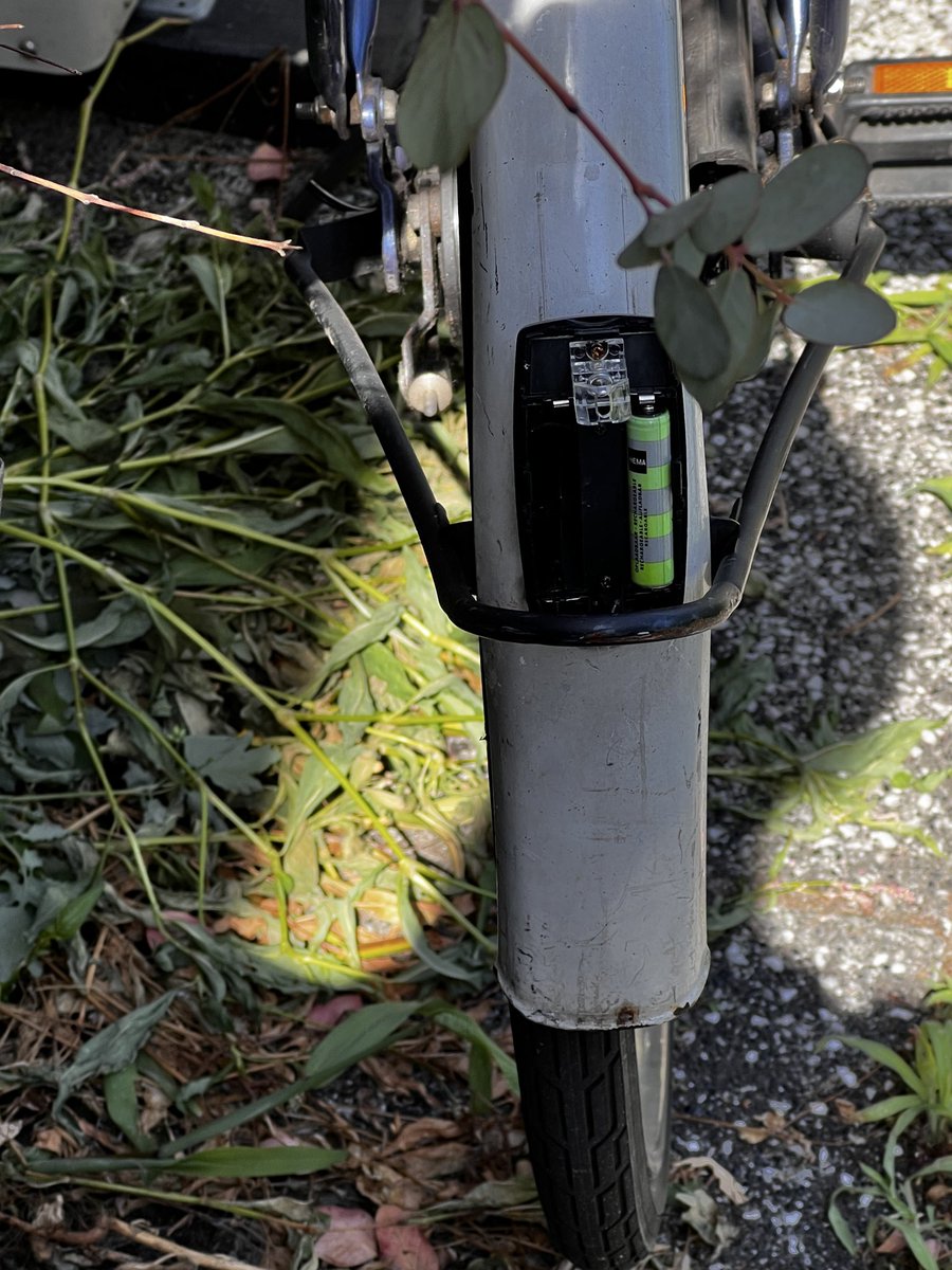 lanljk's tweet photo. 中古で買った時からどう頑張っても開かなかったバイクライトのバッテリーカバーが何者かによって開けられてて一個電池も無くなってた。
あの固いカバー頑張って開けてわざわざ空の電池盗んだのかと思うとちょっと面白い https://t.co/IKfCvpCCvp