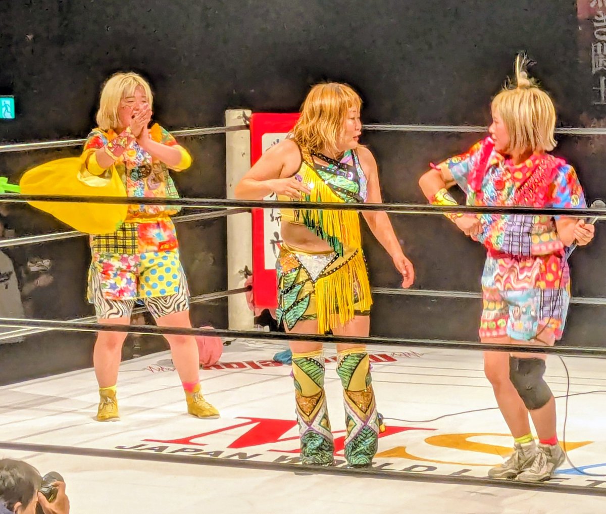 yellowwave0124's tweet photo. 2026/07/02　新木場大会
#マーベラスプロレス
メインイベント　試合後

パイセンにOffer⁉️
　🍑🍌🥝？
The timing is not right…

いつか観れたら🤗面白いかも

#永島千佳世 
#桃野美桜
#岡優里佳 https://t.co/MiPtHKaFIp