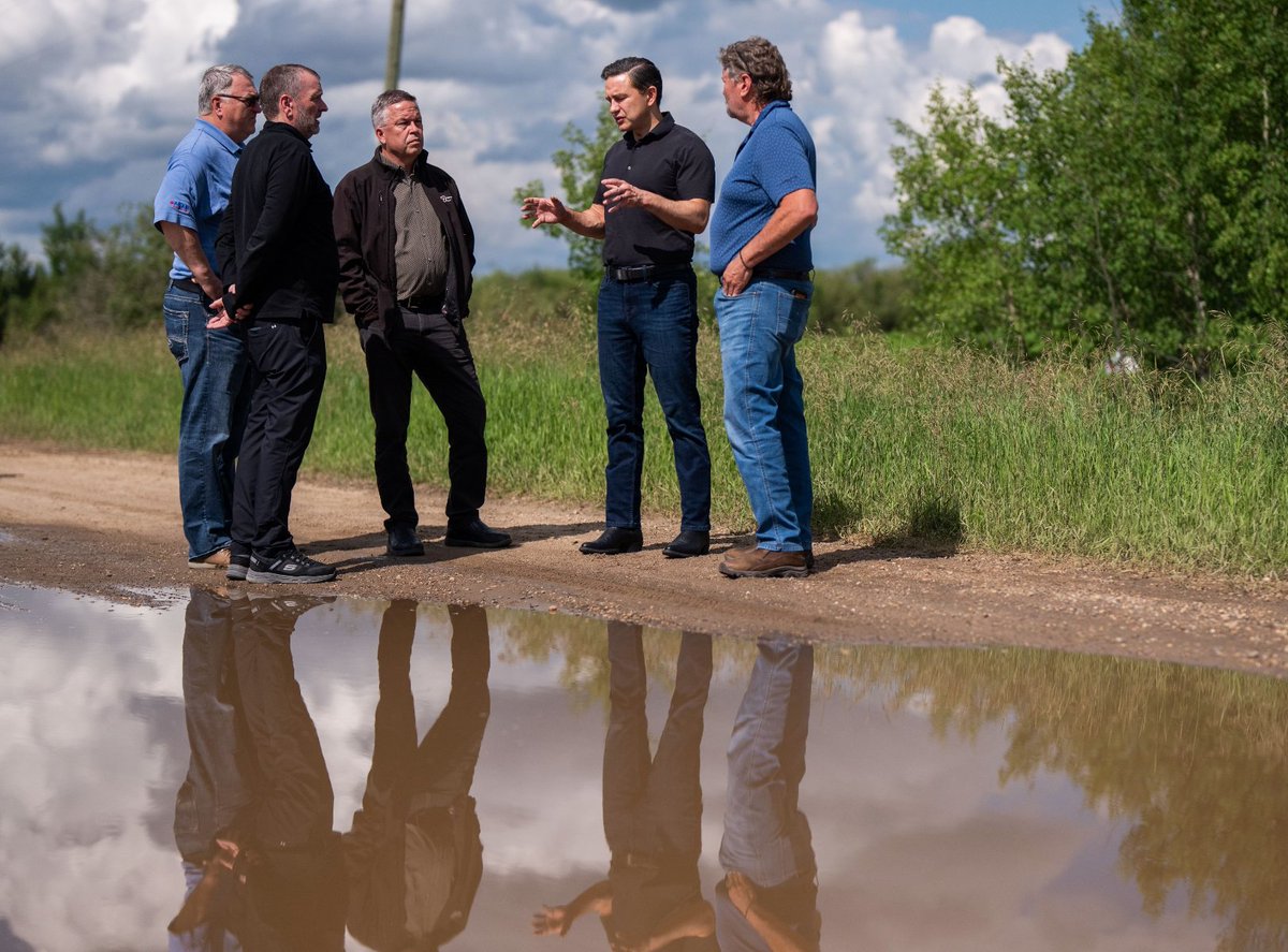 RGBAtlantica's tweet photo. During the flooding in Battle River-Crowfoot, Bonnie Critchley was slinging sandbags to protect homes, businesses. Days later @PierrePoilievre came and did the typical photo ops with men and didn't even get his hands dirty. That riding picked the wrong person. #Alberta https://t.co/4w7ge0vjVx