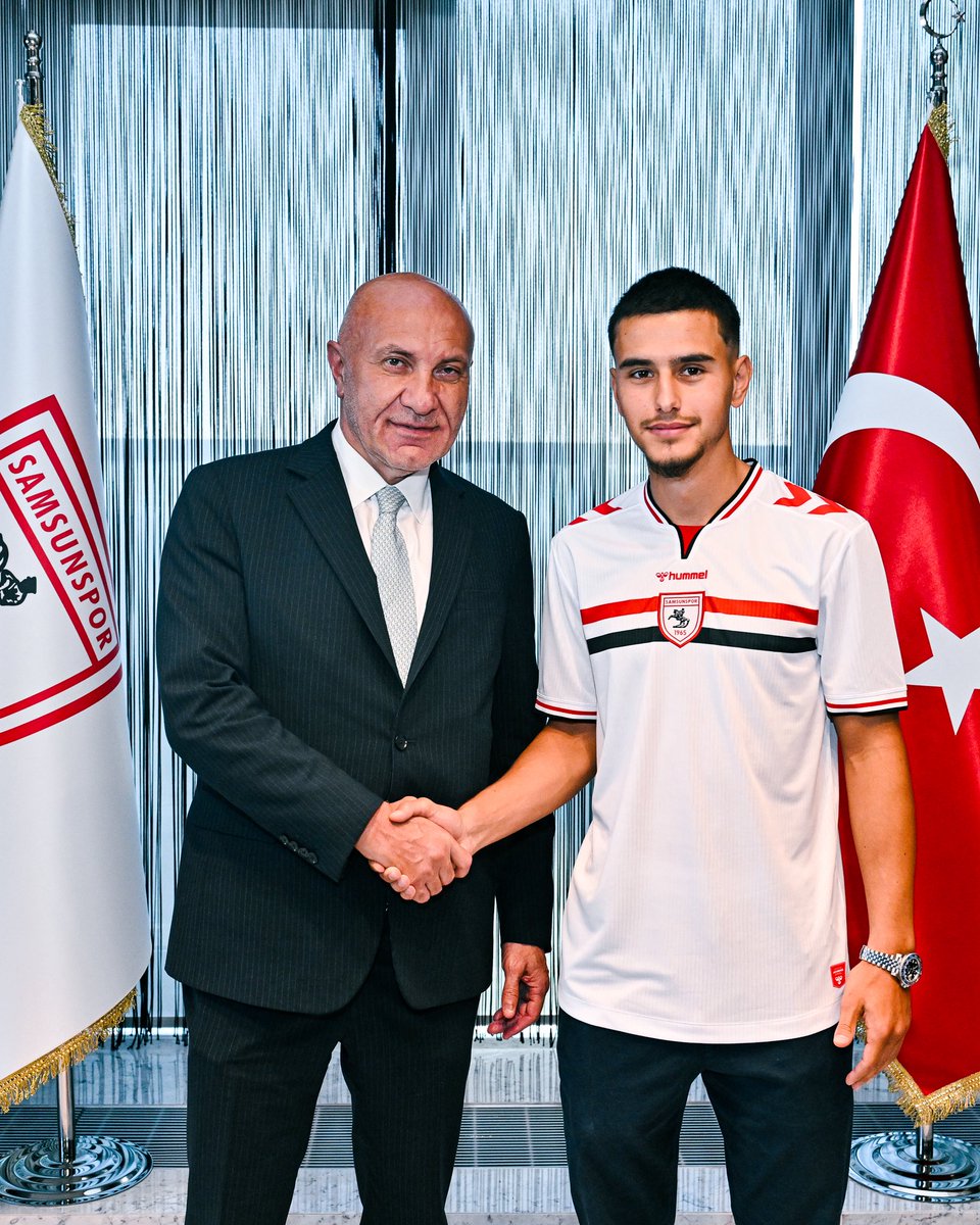 Samsunspor's tweet photo. Kulübümüz, Bayer 04 Leverkusen altyapısından yetişip Fatih Karagümrük SK, Sakaryaspor ve Gençlerbirliği SK formalarını giyen orta saha oyuncusu Samed Onur ile 3+1 yıllık sözleşme imzaladı.

Samsunspor ailesine hoş geldin, Samed! ❤️🤍

#Samsunspor #AtatürklüArma #SamedOnur https://t.co/ZnO6nc6zxb