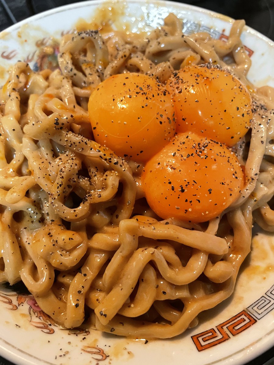 371_sub's tweet photo. 汚くてごめんやけど。

情報提供受けてる作ったセブンイレブン二郎の油そばアレンジ。

美味いけどガチで終わりの味。
セブンの二郎じゃなくてよくね？ってくらい雑な味。
嫌いじゃないけど、何億回もノーマルで食べて飽きたその先にたどり着く食べ方って感じ。 https://t.co/chouiwhlwO
