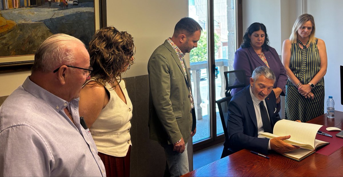 empresacat's tweet photo. 📍Jornada al Segrià 

El @ConsellerSamper visita els ajuntaments de Torre-Serona, Albatàrrec i Sudanell. 

👉També ha mantingut una trobada amb l’Associació Professional d’Empresàries de Lleida.

#ElGovernDeTothom https://t.co/HD2DQZcKEF