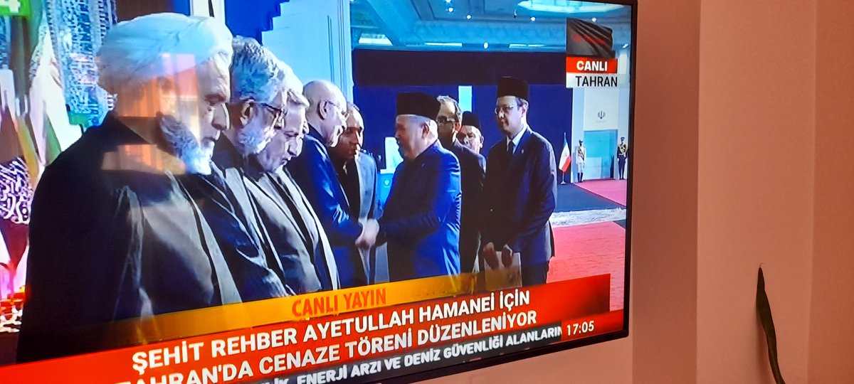 MustafaKurt2643's tweet photo. Şehit Rehber Ali Hamaney'in Tahran'da dünya çapında  org. edilen cenazesine yüzün üzerindeki devletin katılım sağladığı ve ülkemizi  temsilen Cumhurbaşkanı yard. Cevdet Yılmaz heyetiyle  katılım gösterdi. Tören mesajlarla doluydu. En büyük mesaj ise Siyonizmin mağlup olmasıdır.. https://t.co/sRJq4tzuiO