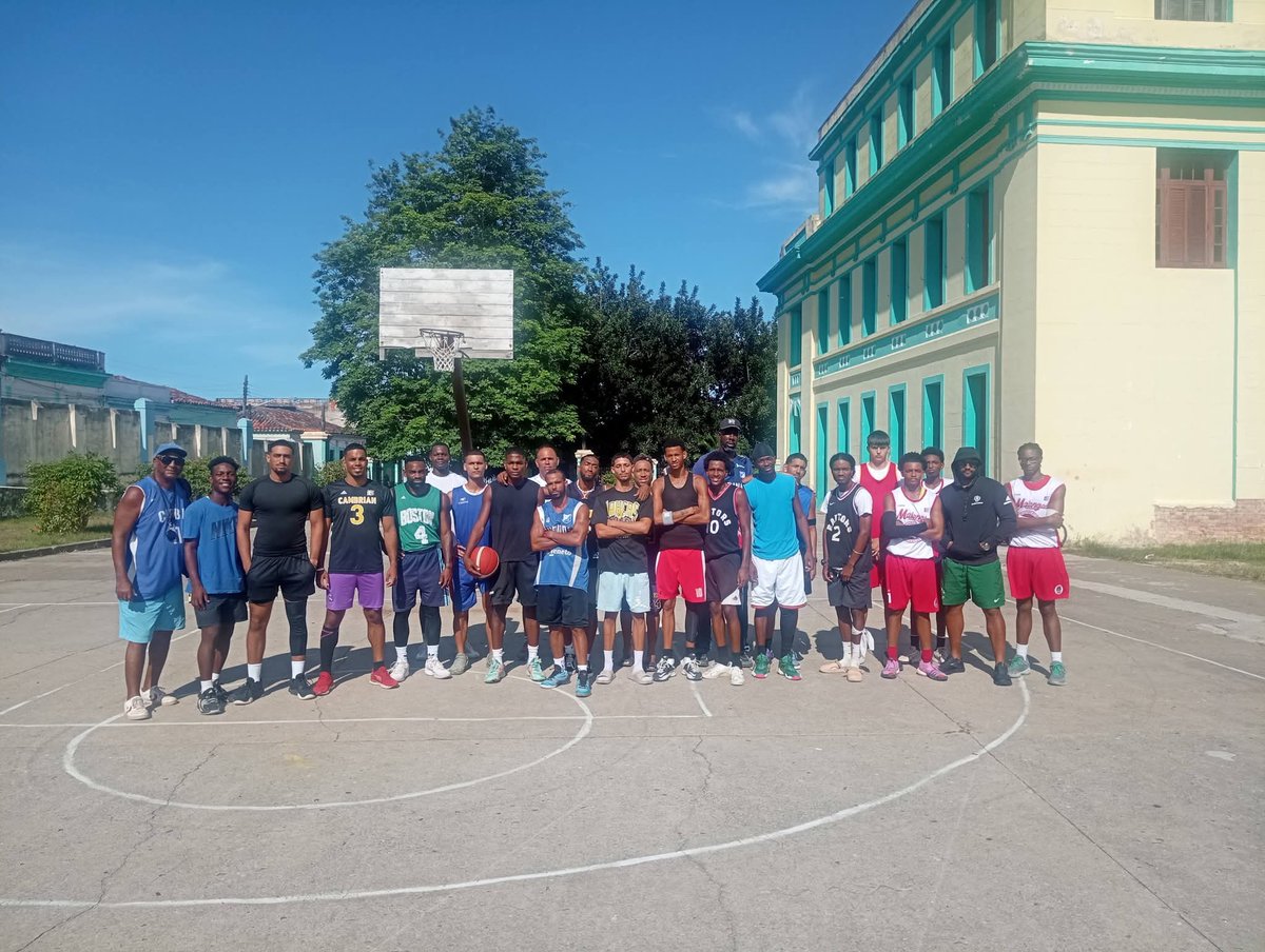 alfonsoyoha74's tweet photo. Culmina el torneo de baloncesto en el FDE, se dedico esta actividad al COMISIONADO JORGE ENRIQUE GONZÁLEZ MÉNDEZ, quien fallecio hace unos días, el mismo DEDICÓ SU VIDA LABORAL AL DESARROLLO DE ESTE DEPORTE EN LA PROVINCIA.
#DeportesMatanzas
#MatancerosEnVictoria https://t.co/fWkT6t3d4Y