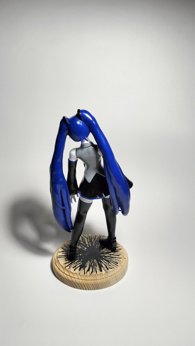 WriteGarve47628's tweet photo. Diva Miku 
Height: 24.1 cm with stand
22.1 cm without stand 
Made of polymer clay, painted with acrylic paints and coated with glossy varnish.
#clay #HatsuneMikuArt #HatsuneMiku #Miku #art #vocaloid #Mikuhatsune #Hatsune https://t.co/eAMESo2RrK