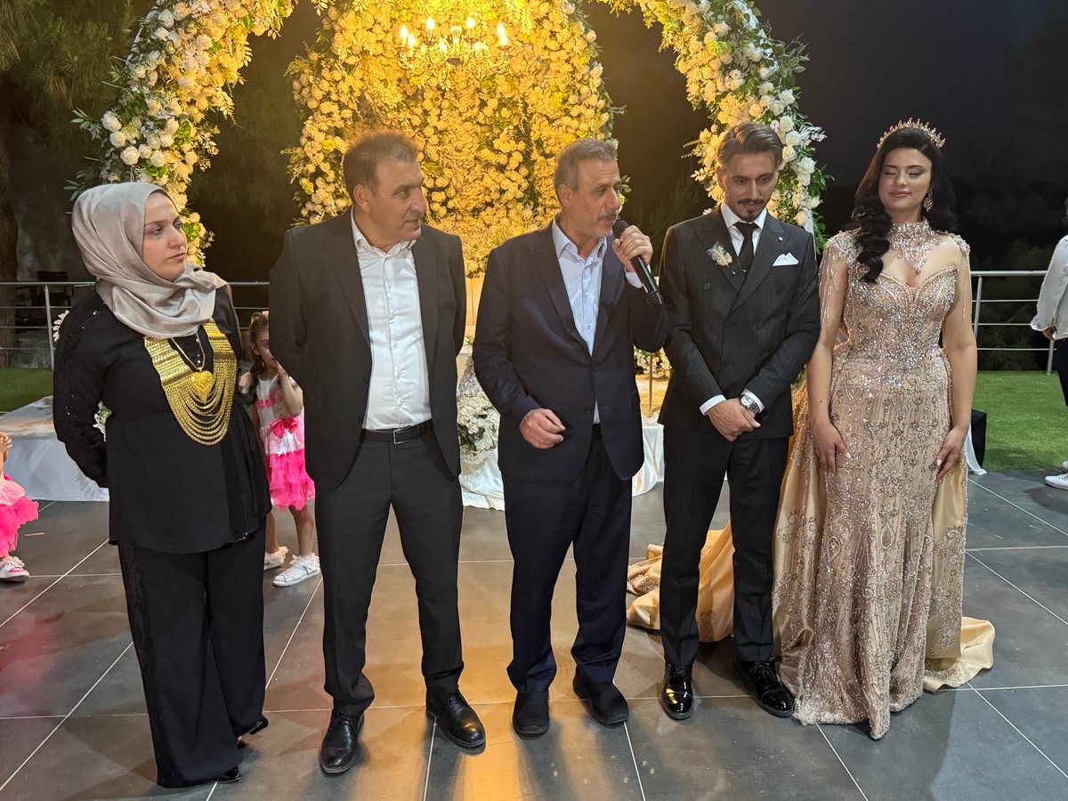 irfancelikaslan's tweet photo. 📍ŞEHİTKAMİL

Dostumuz Sayın Vahdet Demir’in yeğeni Önder ile Asya çiftinin nişan merasimine şahitlik ettik.

Genç çiftimizi tebrik ediyor, bir ömür boyu mutluluklar diliyorum. 

@Akparti 
@AKPartiG_Antep https://t.co/87uY2DuTwB