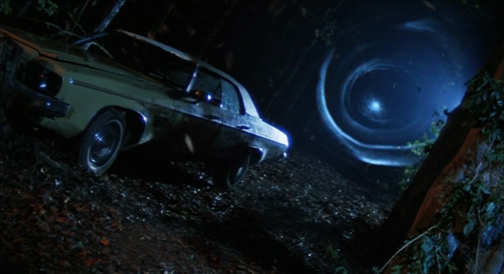 __stvnnn's tweet photo. Je viens de voir EVIL DEAD 2 et je suis censé dire quoi après ça… c’est juste dingue.

Sam Raimi s’est vraiment dit qu’il allait refaire le premier film avec un budget bien plus conséquent, un délire encore plus poussé et un côté à la fois comique et dramatique plus accentué…. et ça a donné un deuxième volet complètement fou et jouissif.

Le premier film était déjà fantasque mais celui-ci part dans un délire absurde et c’est personnellement tout ce que je recherchais dans cette suite justement réputée pour ça. C’est gore, c’est drôle, c’est tellement inspiré surtout. Raimi avait encore plein d’idées et je suis content qu’il n’ait pas cherché de satisfaire la masse avec un truc plus lisse. Au contraire, c’est encore bien crade et on ne verra ça nulle part ailleurs. Et je suis toujours aussi fan de sa manière d’amener ces jumpscares à volonté, ils sont super bien pensés.

Puis on voit qu’il s’est pas mal inspiré des blockbusters des années 80 (en étant lui-même un) et ces one-liners (Terminator, Rambo) pour donner à Campbell ses propres moments Schwarzenegesque, comme le montre la fameuse scène culte Groovy, et ça déchire.

Tellement de grandes scènes et un Bruce Campbell plus que jamais possédé par son rôle (sans mauvais jeu de mots) ont rendu mon visionnage incroyable. Même si je m’obstine à faire une review alors que j’ai juste envie de dire : QU’EST-CE QUE JE VIENS DE VOIR ?😭