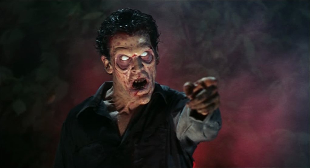 __stvnnn's tweet photo. Je viens de voir EVIL DEAD 2 et je suis censé dire quoi après ça… c’est juste dingue.

Sam Raimi s’est vraiment dit qu’il allait refaire le premier film avec un budget bien plus conséquent, un délire encore plus poussé et un côté à la fois comique et dramatique plus accentué…. et ça a donné un deuxième volet complètement fou et jouissif.

Le premier film était déjà fantasque mais celui-ci part dans un délire absurde et c’est personnellement tout ce que je recherchais dans cette suite justement réputée pour ça. C’est gore, c’est drôle, c’est tellement inspiré surtout. Raimi avait encore plein d’idées et je suis content qu’il n’ait pas cherché de satisfaire la masse avec un truc plus lisse. Au contraire, c’est encore bien crade et on ne verra ça nulle part ailleurs. Et je suis toujours aussi fan de sa manière d’amener ces jumpscares à volonté, ils sont super bien pensés.

Puis on voit qu’il s’est pas mal inspiré des blockbusters des années 80 (en étant lui-même un) et ces one-liners (Terminator, Rambo) pour donner à Campbell ses propres moments Schwarzenegesque, comme le montre la fameuse scène culte Groovy, et ça déchire.

Tellement de grandes scènes et un Bruce Campbell plus que jamais possédé par son rôle (sans mauvais jeu de mots) ont rendu mon visionnage incroyable. Même si je m’obstine à faire une review alors que j’ai juste envie de dire : QU’EST-CE QUE JE VIENS DE VOIR ?😭