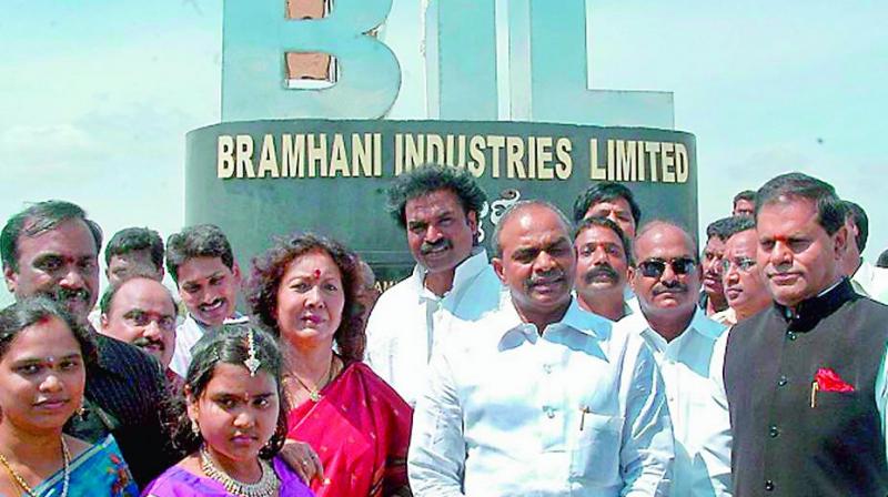 Bokkardd's tweet photo. Kadapa lo steel factory ani Brahmani Steels ani okati petti 

Andulo kuda scam chesi dochukuna most Corruption family meedi 
  https://t.co/kdYBbgcZYO https://t.co/Vx3ueK5OmM