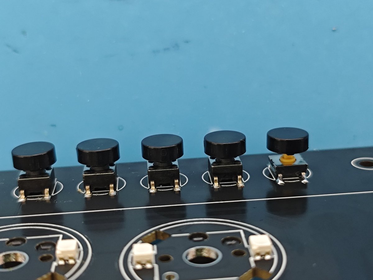 Wadax_jp's tweet photo. TIKITAKA M16のスタートボタンが効きにくくなってきたので交換。オムロンのB3FS-1052にした。キャップはそのまま流用可能。これでまたしばらくは使えるでしょう... https://t.co/YVjNNSKOoY