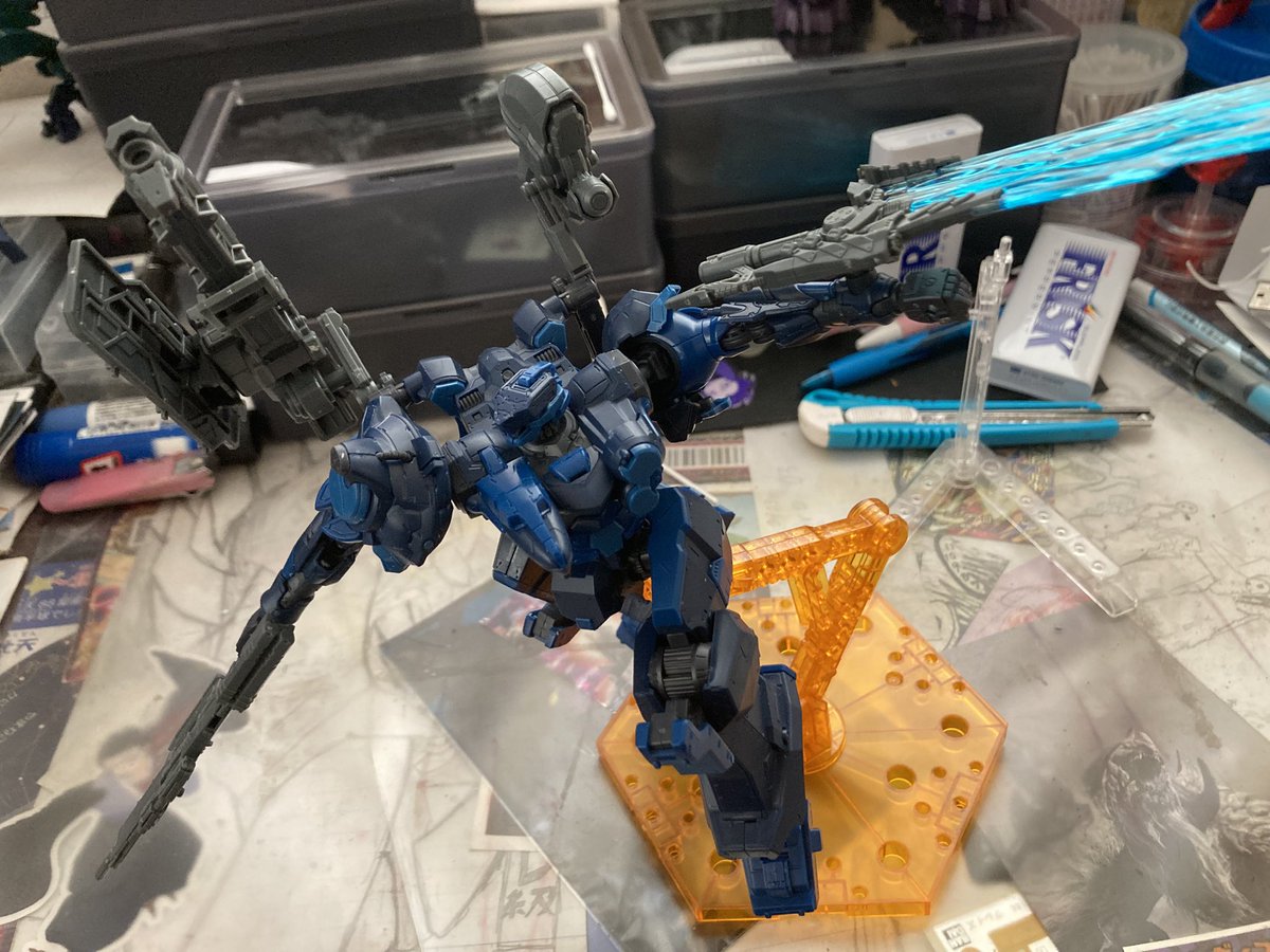 rarasyoumon93's tweet photo. #AC
#アーマードコア  
#30MM
ロックスミス！

フロイト「…さて、続けようか？」

でっかいレーザーブレードが映える！
ACあんま詳しくないけど、搭乗者のフロイトって強化人間じゃなくて普通の人間ってマジで？？ https://t.co/z71bGE2yTp