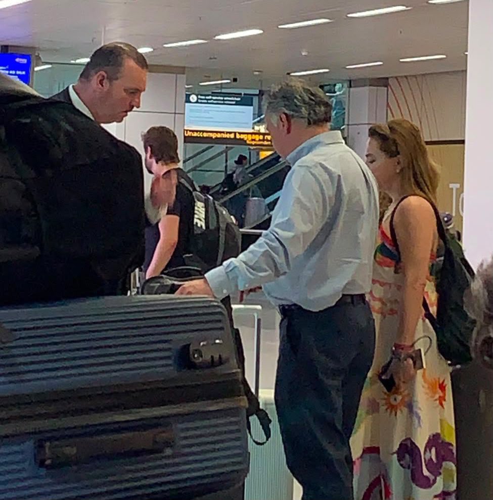 jorgegogdl's tweet photo. El pre candidato al gobierno de Queretaro por Morena, Santiago Nieto, en el aeropuerto de Ámsterdam usando una lujosa maleta Rimowa de 1,200 dólares como reveló @lumendoz 

No le bastó su lujosa boda con Carla Humphrey para derrocar su austeridad. https://t.co/OPYvarnB5Y