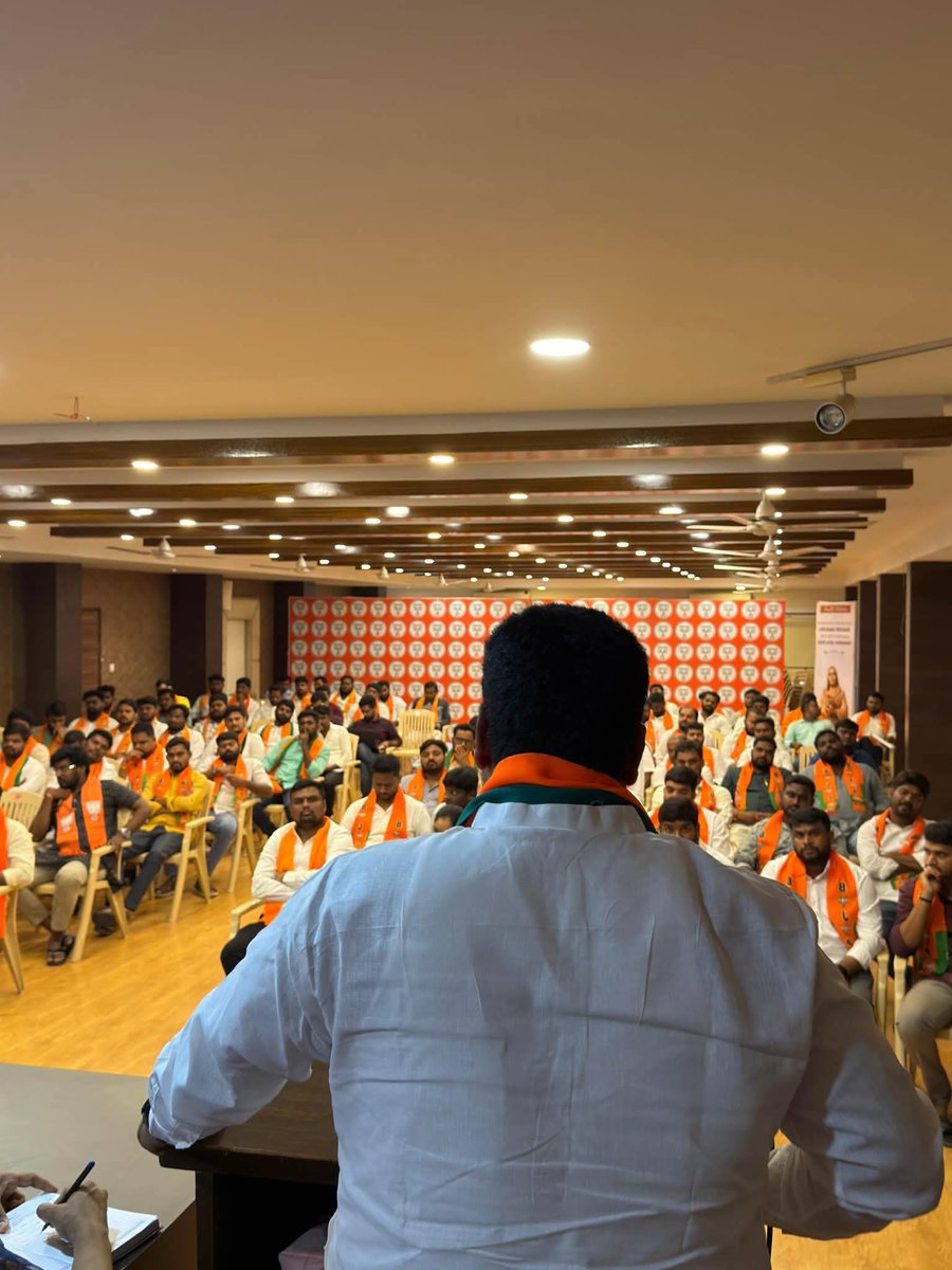 Arjun_BJYM's tweet photo. బీజేపీ రాష్ట్ర కార్యాలయంలో బీజేవైఎం ఆధ్వర్యంలో రాష్ట్ర పదాధికారులు రాష్ట్ర కార్యవర్గ సభ్యులు మరియు జిల్లా ముఖ్య నాయకుల సమావేశంలో ఫీజు రీయింబర్స్‌మెంట్ మరియు స్కాలర్షిప్ సమస్యలపై చేపట్టనున్న ఆందోళన కార్యక్రమాలు సంస్థాగత బలోపేతం  భవిష్యత్ కార్యాచరణపై దిశానిర్దేశం చేశారు @BJYMinTG https://t.co/ERV8gh8mYo