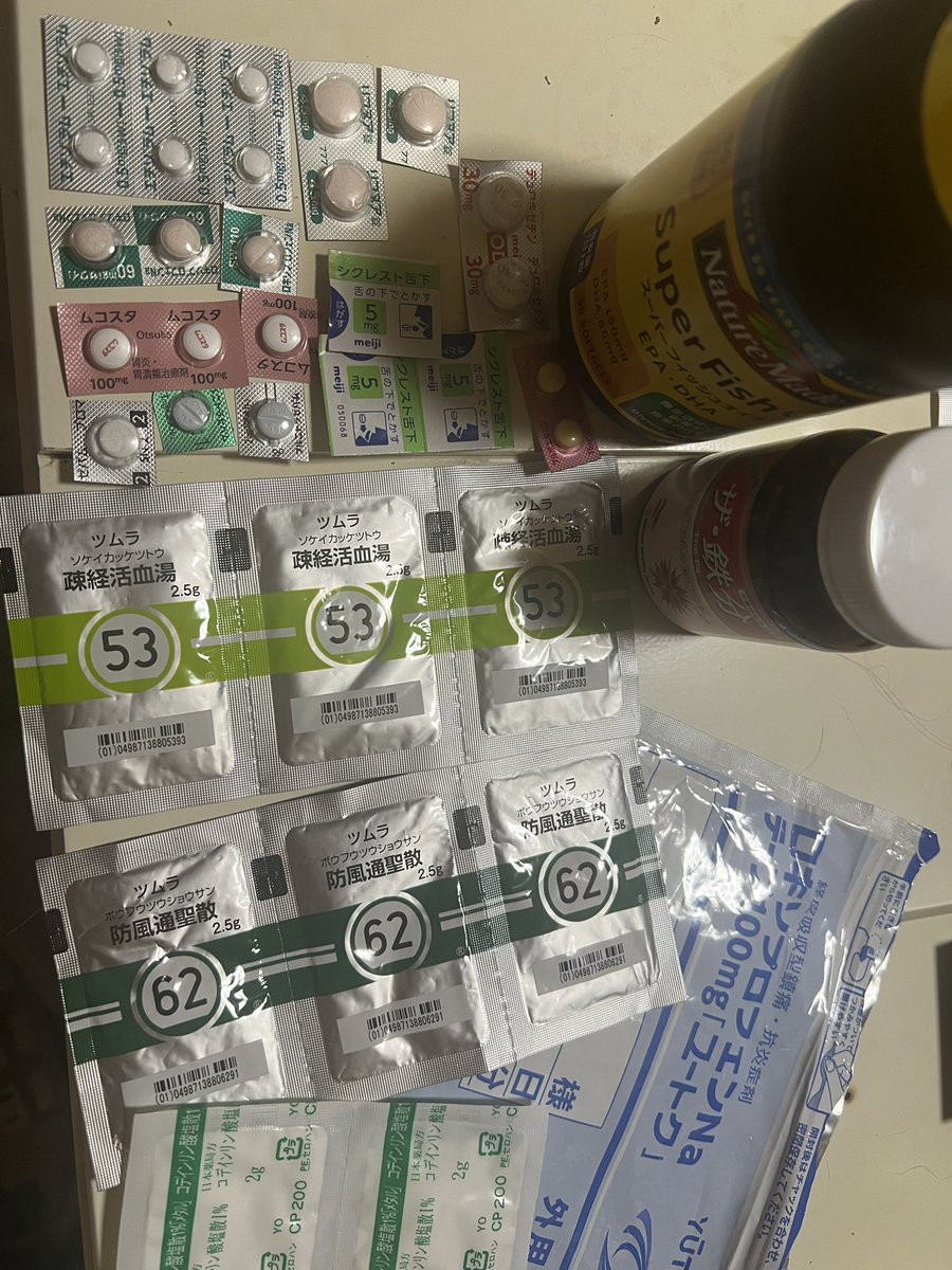 YoMi_TiRa111's tweet photo. これが私が毎日飲む規定量の薬。ライブ事故後に処方薬は増えた。
サプリで外傷性くも膜下出血と内臓からの出血を抑えている。
それでも現実を見つめて呑み込んで、声を上げて正気を保って社会のせいにせずに自分の力で勝ち取るんだよ‼️生きるってそういう事だ‼️自分に誇れぬ生き方なら死んだ方がマシ。 https://t.co/RhYlLNwJYm