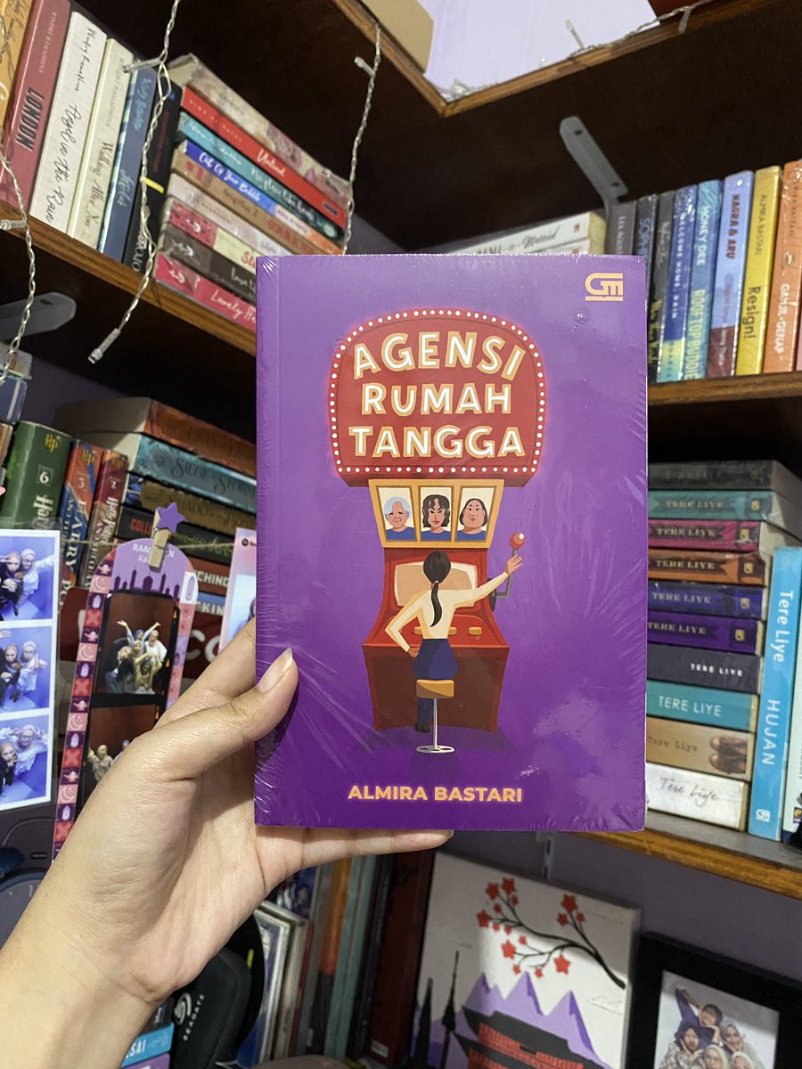 stefoonny's tweet photo. jadi inget tahun lalu dikadoin buku iniiii. ayo dibaca dulu teppp wkwkw https://t.co/G7wdr11cmu
