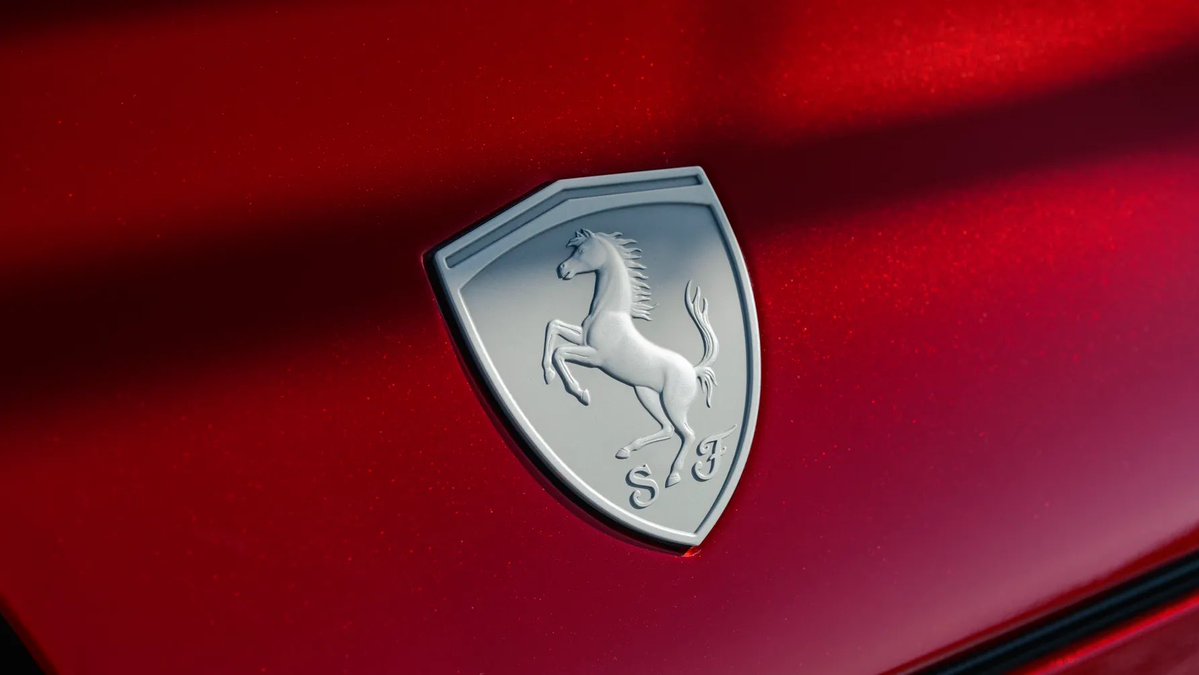 ferhatalbayrak's tweet photo. Ferrari 12cilindri Manuale. 
Iticilerle robotize edilmis manuel. Bir bakima F1 vitesin tam ters muhendislik hali. 
190.000 EUR fiyat farki. 1499 uretim. Hepsi Tailor-Made olmak zorunda. Yani en az 200K+ daha. 

Top Client’lar icin yeni bir alokasyon cazibesi. 

Evet CC850 benzeri teknolojisi ama aynisi degil. 

Luce’den sonra tanitilmasi manidar. 😎