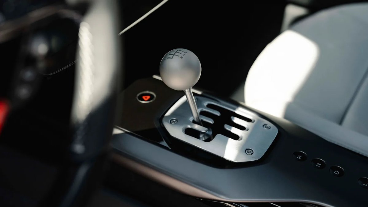 ferhatalbayrak's tweet photo. Ferrari 12cilindri Manuale. 
Iticilerle robotize edilmis manuel. Bir bakima F1 vitesin tam ters muhendislik hali. 
190.000 EUR fiyat farki. 1499 uretim. Hepsi Tailor-Made olmak zorunda. Yani en az 200K+ daha. 

Top Client’lar icin yeni bir alokasyon cazibesi. 

Evet CC850 benzeri teknolojisi ama aynisi degil. 

Luce’den sonra tanitilmasi manidar. 😎