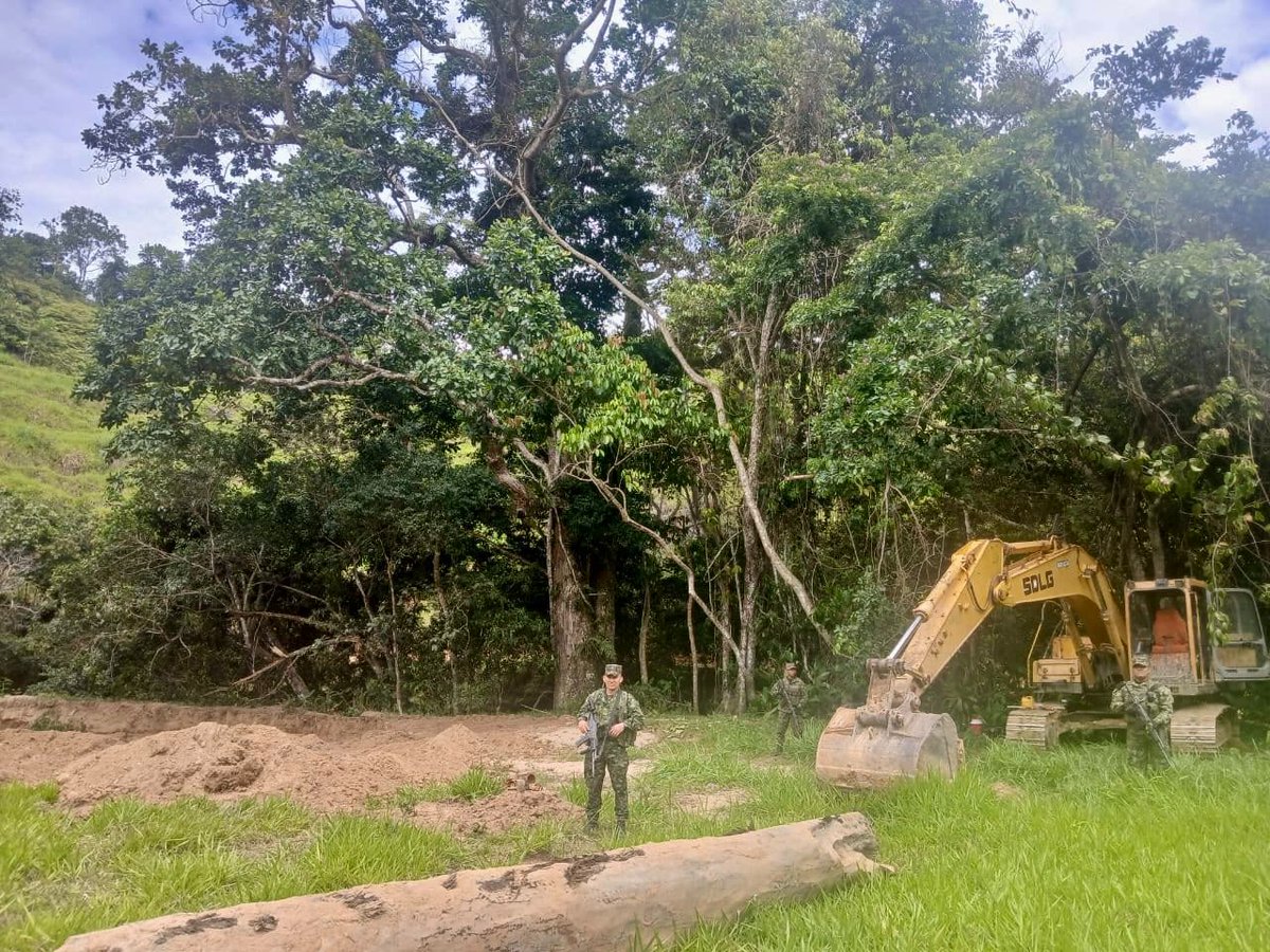 Ejercito_Div7's tweet photo. #EsNoticia | En las veredas San Pablo y El Bagre, del municipio de Caracolí, #Antioquia, tropas del Batallón Especial Energético y Vial N.º 4 de la #CuartaBrigada, realizaron la intervención de dos unidades de producción minera ilegal, logrando la inutilización de una excavadora, dos dragas tipo buzo, una clasificadora, seis motores de succión, 310 metros de manguera, además de 200 galones de combustible (ACPM y gasolina).

Con esta operación se afectaron las finanzas de las estructuras dedicadas a la explotación ilícita de yacimientos mineros en aproximadamente 600 millones de pesos, e impidió una producción estimada de 6.600 gramos de oro al mes, equivalentes a más de 3.400 millones de pesos. 

#PatriaHonorLealtad 
#NuestroCompromisoEs🇨🇴 
#ContundenciaOperacional