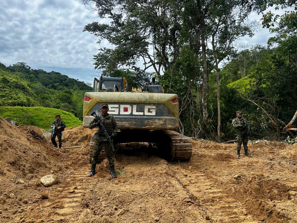 Ejercito_Div7's tweet photo. #EsNoticia | En las veredas San Pablo y El Bagre, del municipio de Caracolí, #Antioquia, tropas del Batallón Especial Energético y Vial N.º 4 de la #CuartaBrigada, realizaron la intervención de dos unidades de producción minera ilegal, logrando la inutilización de una excavadora, dos dragas tipo buzo, una clasificadora, seis motores de succión, 310 metros de manguera, además de 200 galones de combustible (ACPM y gasolina).

Con esta operación se afectaron las finanzas de las estructuras dedicadas a la explotación ilícita de yacimientos mineros en aproximadamente 600 millones de pesos, e impidió una producción estimada de 6.600 gramos de oro al mes, equivalentes a más de 3.400 millones de pesos. 

#PatriaHonorLealtad 
#NuestroCompromisoEs🇨🇴 
#ContundenciaOperacional