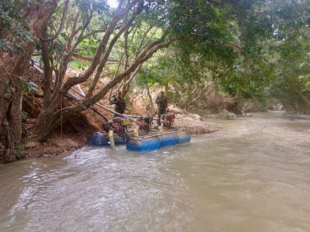 Ejercito_Div7's tweet photo. #EsNoticia | En las veredas San Pablo y El Bagre, del municipio de Caracolí, #Antioquia, tropas del Batallón Especial Energético y Vial N.º 4 de la #CuartaBrigada, realizaron la intervención de dos unidades de producción minera ilegal, logrando la inutilización de una excavadora, dos dragas tipo buzo, una clasificadora, seis motores de succión, 310 metros de manguera, además de 200 galones de combustible (ACPM y gasolina).

Con esta operación se afectaron las finanzas de las estructuras dedicadas a la explotación ilícita de yacimientos mineros en aproximadamente 600 millones de pesos, e impidió una producción estimada de 6.600 gramos de oro al mes, equivalentes a más de 3.400 millones de pesos. 

#PatriaHonorLealtad 
#NuestroCompromisoEs🇨🇴 
#ContundenciaOperacional