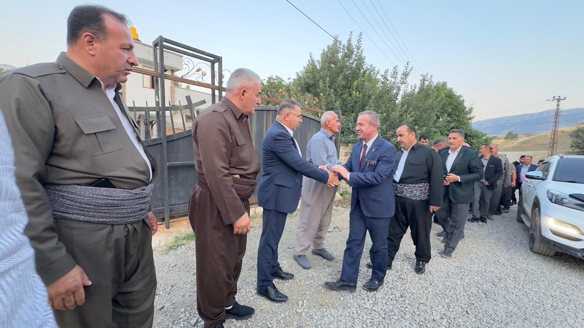 RdvnAkba's tweet photo. İl Başkanımız, İl teşkilatımız, Şemdinli Belediye Başkanımız, Çukurca Belediye Başkanımız, Belediye Başkanımız, ilçe Başkanımız ve ilçe teşkilatımızla birlikte Dinç ailesini ziyaret ettik.

Misafirperverlikleri için kendisine teşekkür ediyoruz.

📍Orta mahallesi 

@RTErdogan @Hayati_Yazici @efkanala @mustafaelitas @HuseyinYayman @abuyukgumus @MustafaAlkayis @byildiz63 @AKGMTeskilat @Akparti @KayaZeydin @sakar_fahri @nazmidemirtr