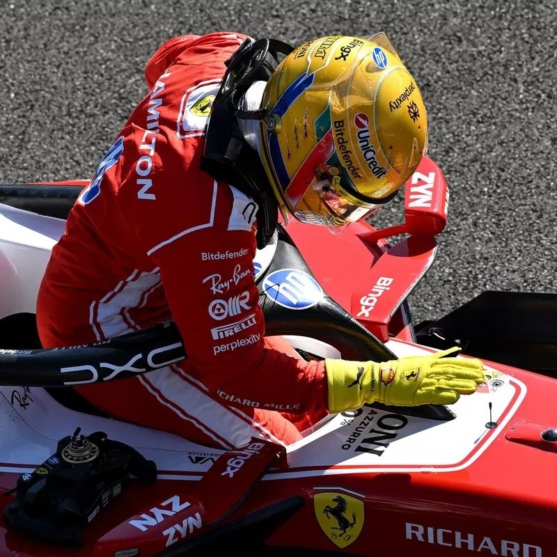 FerrariF1FRA's tweet photo. 🔴 Ferrari : la pole position sprint décrochée par Lewis Hamilton a surpris tout le monde, à commencer par le pilote lui-même. Hier, on craignait que la SF-26 ne soit à la peine dans les lignes droites, et le Britannique ne l'avait d'ailleurs pas caché lors de la conférence de presse, mais les données réelles se sont révélées meilleures que les simulations réalisées avant le week-end. Lewis a tenu à dédier cette première place à l'équipe à l'usine.

- « Je suis très, très heureux. Honnêtement, parce que, si vous m’avez entendu lors de la conférence de presse, vous savez que nous pensions tous que le circuit serait différent, mais ce n’est pas le cas. Le circuit est toujours phénoménal, il continue de procurer des sensations extraordinaires. La baisse de puissance du moteur est loin d’être celle à laquelle nous nous attendions ».

- « En plus, hier, ils m’avaient presque fait peur : ils me disaient que j’allais perdre six dixièmes sur la ligne droite par rapport aux autres. Lors de la dernière course, nous étions quatre dixièmes plus lents sur la ligne droite, mais aujourd’hui, tout à coup, nous sommes pratiquement au même niveau. Je me demandais si c’était vrai ou s’ils allaient augmenter la puissance lors des qualifications, mais au final, nous étions bel et bien là, à nous battre avec Mercedes ».

- « Je tiens à remercier tous ceux qui travaillent à l'usine, car je ne le dirai jamais assez. Ils se donnent à fond. L'année dernière, nous étions un peu bloqués, nous ne pouvions pas faire grand-chose. Aujourd'hui, ils trouvent des solutions, ajoutent des éléments à la voiture et, chaque week-end, nous apportons de petites améliorations qui augmentent les performances. La voiture a été fantastique aujourd'hui ».

- « Je dois encore aller vérifier le rythme de course, mais la voiture semblait vraiment excellente sur les longs relais. Oui, ce sera évidemment un défi difficile face à ces pilotes, ils sont tous très proches les uns des autres, mais je ne pense pas que ce soit impossible, nous sommes en excellente position. Il y a cependant beaucoup de jeu de sillage dans les premiers tours, et ce ne sera pas facile de rester dans le sillage d’une Mercedes ou d’une Red Bull, mais je vais vraiment tout donner pour ces supporters ».

(https://t.co/F5rWLtMiEx)