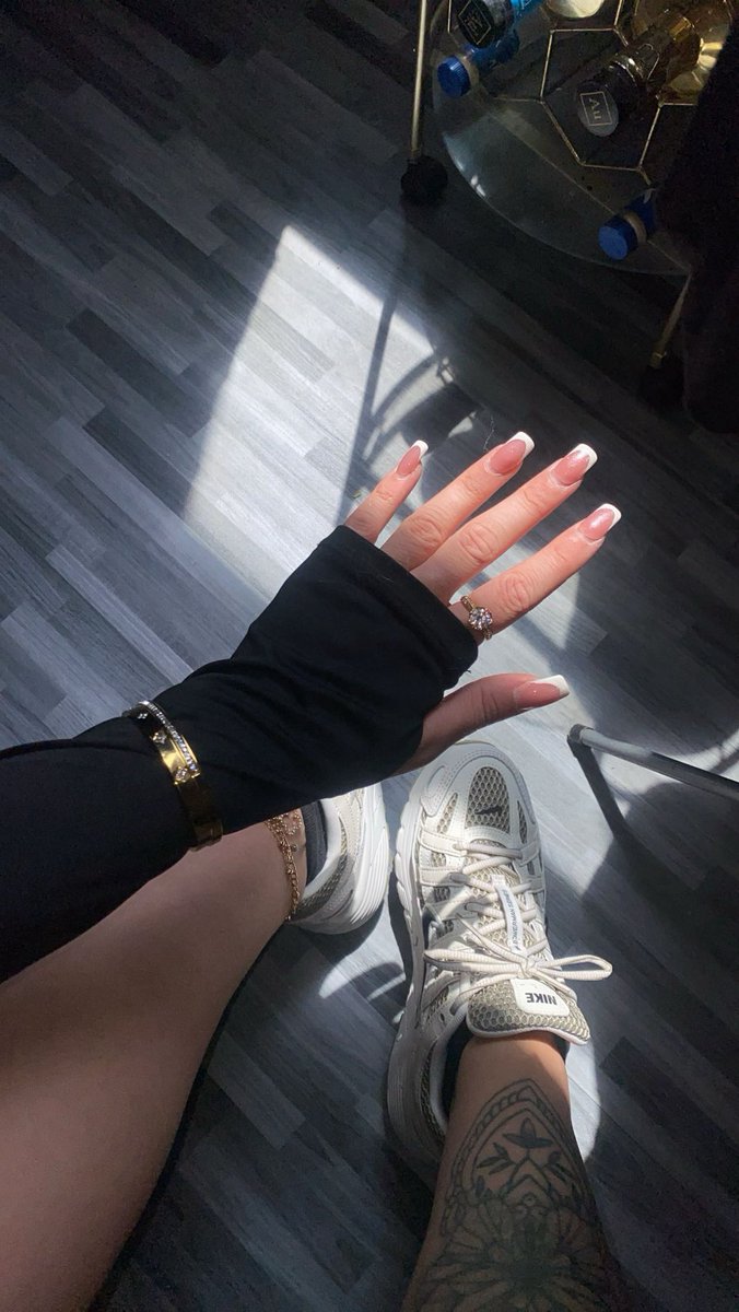 goddesskatalea's tweet photo. Pretty hands or perfect feet 🦶🏼 https://t.co/1Ytq4quQLK