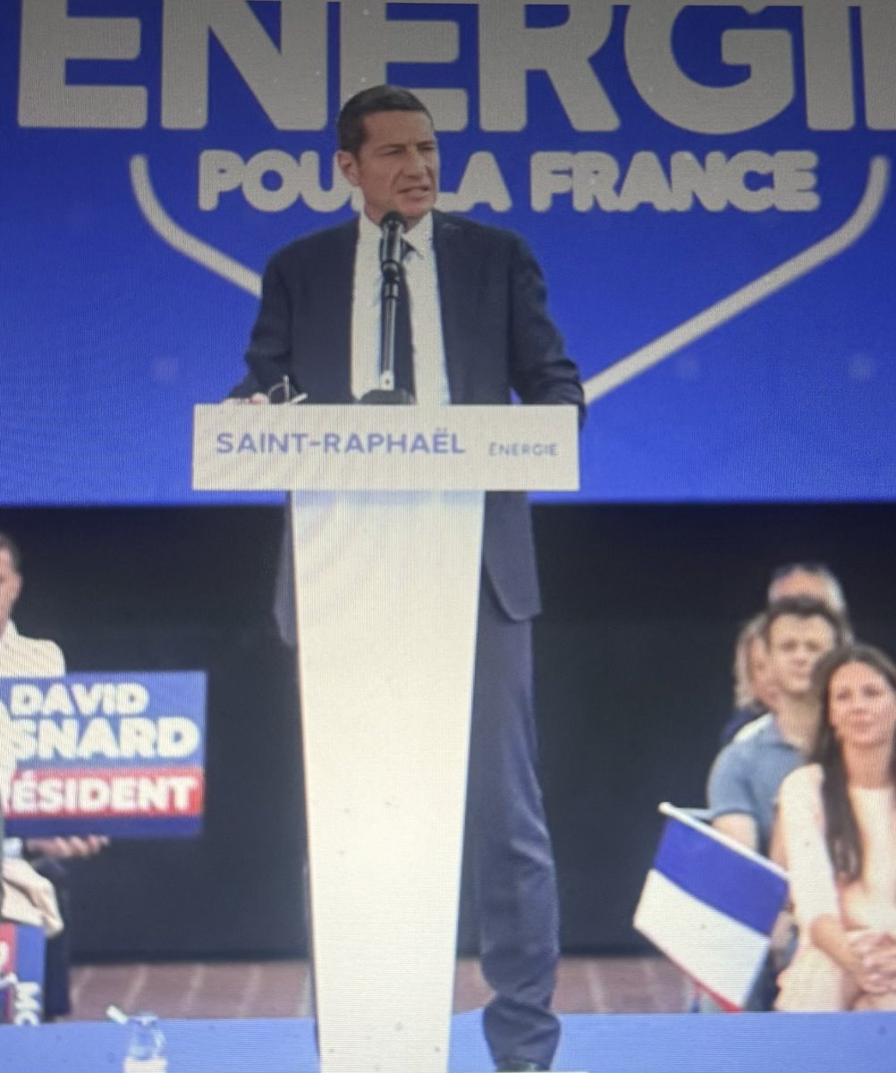Deparis4chr's tweet photo. 📣 Grand meeting de David Lisnard devant 
1600 personnes 💥 

Premières minutes et @davidlisnard prouve qu’il va gagner ! Le mot GAGNER fait tellement du bien quand on est de droite 👏
 
👉 il n’y a plus une seconde à perdre pour la France 
👉 mon ennemi c’est le conformisme, le fatalisme : évacuons le renoncement ! N’acceptons pas les faux choix politiques : ceux qui disent mais n’ont rien fait.
👉 on a le pays réel qui se lève 
👉 volonté de faire gagner la France  qui construit, qui bâtit, qui avance.
👉 faisons entendre la révolution du bon sens 

Un meeting qui démarre fort, plein d’énergie .

@davidlisnard est prêt 🚀

#Lisnard2027