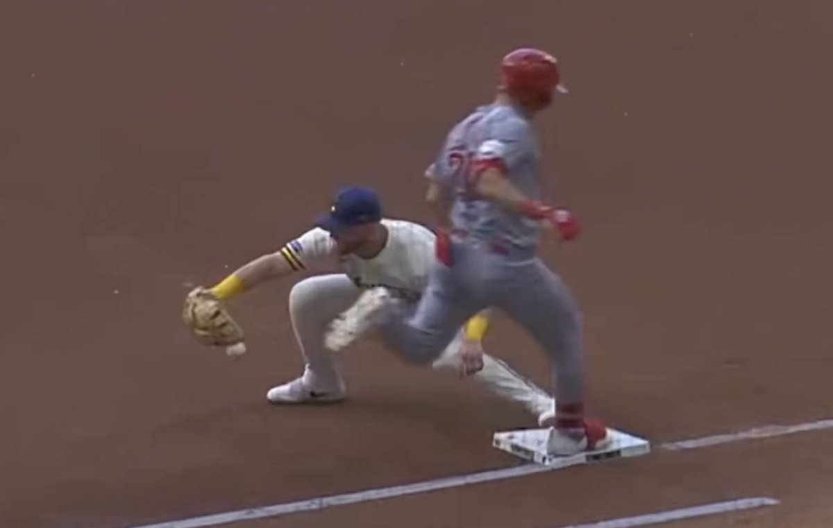 Brett_A_Taylor's tweet photo. Scoring this a hit should've been a 2 second decision. https://t.co/s97s8CmBCb