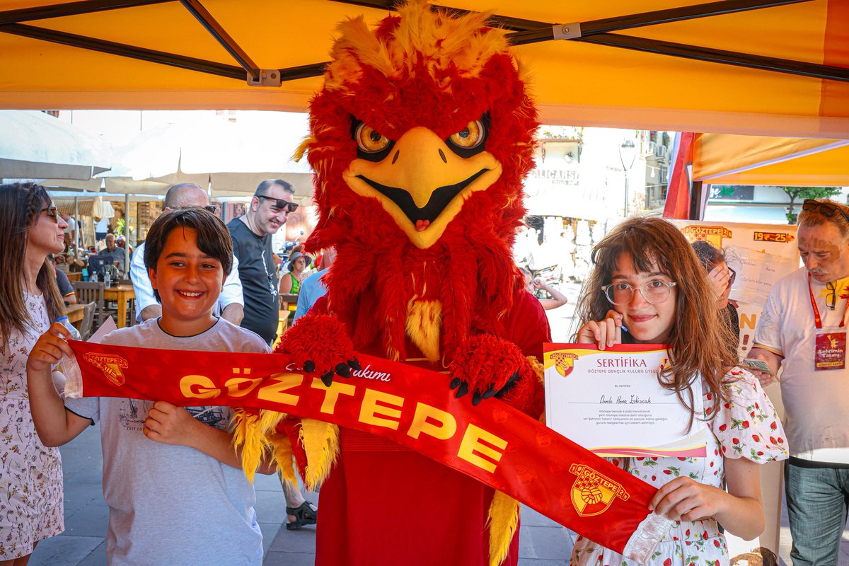 Goztepe's tweet photo. KARNENİ GETİR, HEDİYENİ GÖTÜR! 🎓💛❤️

Karne sevincini bugün Çeşme’de çocuklarımız ve aileleriyle birlikte paylaştık. 💛❤️

Şimdi sıra Urla’da!

📍 4 Temmuz Cumartesi – Urla Cumhuriyet Meydanı

🕙 16.00 – 21.00

Karnesini alan tüm çocuklarımızı; birbirinden özel hediyeler, eğlenceli etkinlikler ve Göztepe ruhuyla buluşmaya davet ediyoruz.

Tüm çocuklarımızı ve ailelerini bekliyoruz! 💛❤️

#Göztepe #ŞehriminTakımı