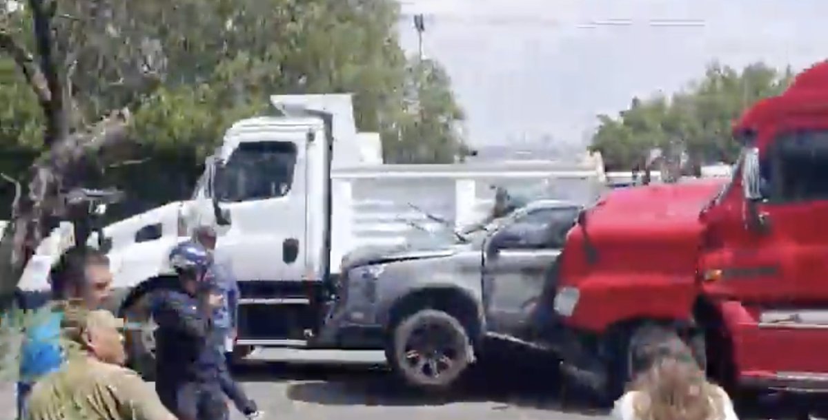 etolis's tweet photo. @makugo y sí si... haces algo al respecto del tráfico pesado en zona urbana? y sí si ... se ponen las pilas ya con eso? y sí si, gobernador, te empiezan a preocupar las constantes desgracias -otra hoy!- en este tramo urbano de la 57 y restringes la circulación de tráfico pesado... ? https://t.co/MJ7rbv3KYz