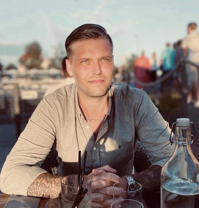 HeimatliebeDE's tweet photo. Christian Zedig, 32 Jahre alt und Familienvater.

Er wurde in der WM-Fanzone in Kopenhagen zu Tode geprügelt. Von einem afrikanischen Migranten!

Es reicht.
Es reicht endgültig.

Ruhe in Frieden, Christian Zedig. 🙏💔