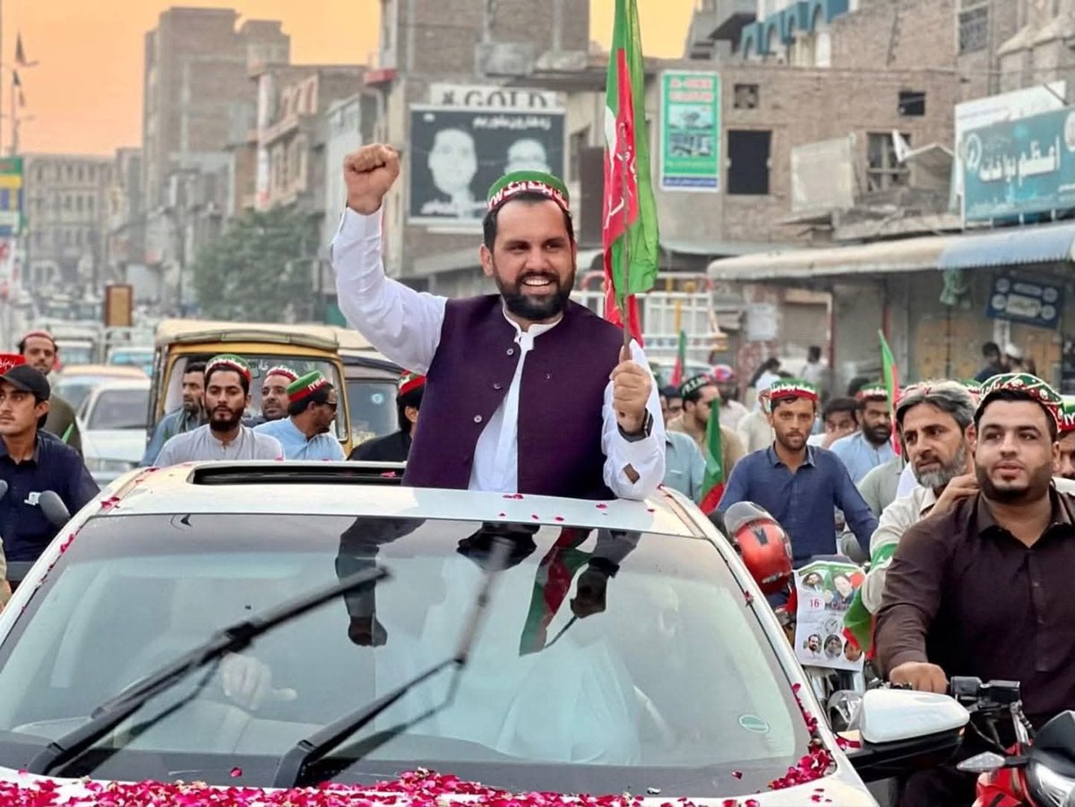 TMNaVeed's tweet photo. جس طرح مینا خان آفریدی دن رات ایک کر کے پشاور کی ترقی کے لئے تگ و دو کر رہے ہیں اس طرح پشاور کی تاریخ میں کبھی نہیں ہوا ۔اس لئے تو ان کے خلاف غلیظ پروپیگنڈا ہو رہا ہے ۔ صدر صاحب ہم اپ کے ساتھ ہیں ۔
@MeenakhanAfridi https://t.co/ttSBYNdUjg