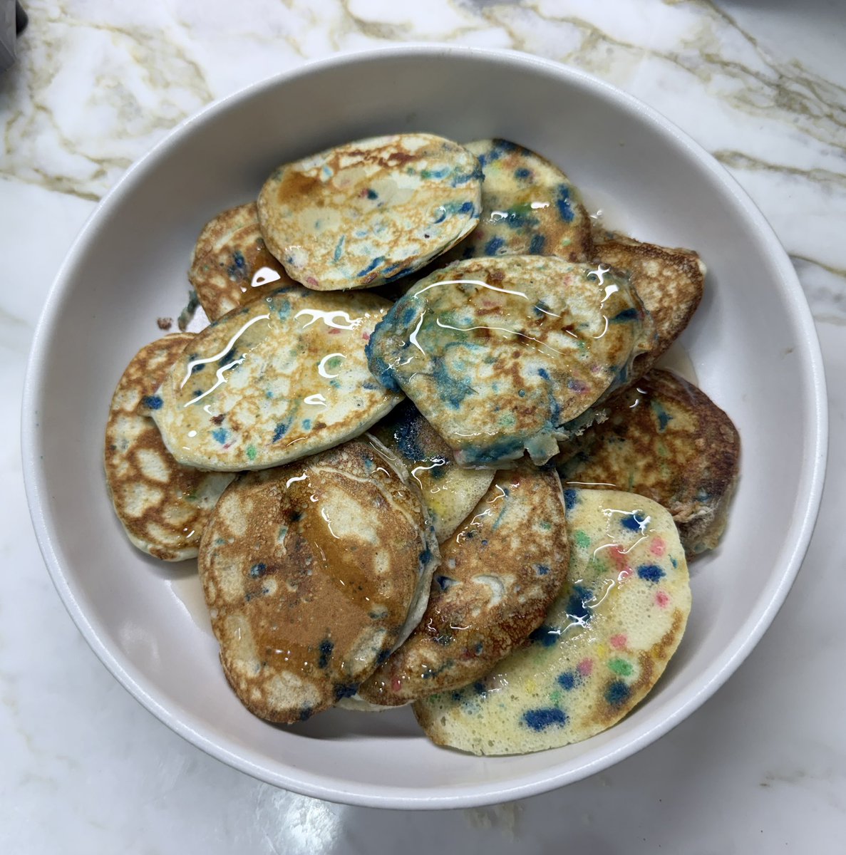 grimmbeeee's tweet photo. mmm i love my radioactive protein pancakes for 379 cal and 36g protein mmm i love food dye and sprinkles https://t.co/cLFFDzYo7G