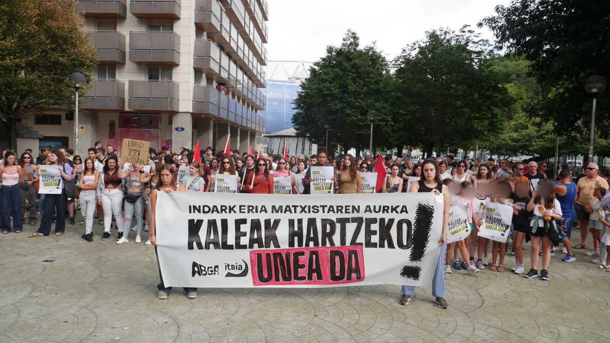 itaia_donostia's tweet photo. Gaur Amara Berrin elkartu gara auzoko gazte batek egindako sexu-erasoak salatzeko.

Itaiako eta @amaraberriga Gazte Asanbladako kideok jarrera eta ideia matxisten aurka borrokatzen jarraituko dugu, eraso ororen aurrean kaleak hartuz.

INDARKERIA MATXISTAREN AURKA BORROKATU! https://t.co/4m8140hdQW