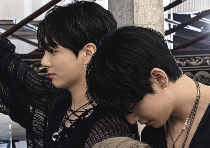 koogiholic's tweet photo. perverted  -  #kooktaeau

la palabra crush tiene un extenso significado, aplastar de manera literal y también puede referirse a un flechazo pasajero o muy intenso.

o donde th tiene un crush nada sano con uno de sus compañeros de clase. https://t.co/rRgd0kixlN