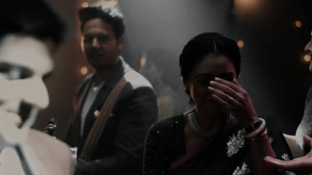 Mirasbubble's tweet photo. " Bas yaadein, yaadein, yaadein reh jaati hai... 

The way he sang these lines while passing by her, masking his pain behind that smile &amp; silently kept adoring her happiness from afar, just like college days 🥺

#Anupamaa . #MaAn . #Anujkapadia https://t.co/8UBPMIWSGj