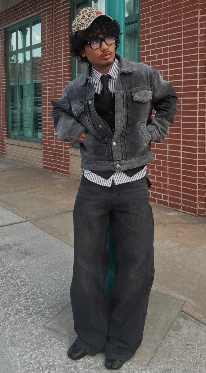 autogynesmiles's tweet photo. I think the worst fashion trend to come out of the 2020s is "smart streetwear" and its related silhouettes. Its actually so bad https://t.co/bsfKtHpCUC