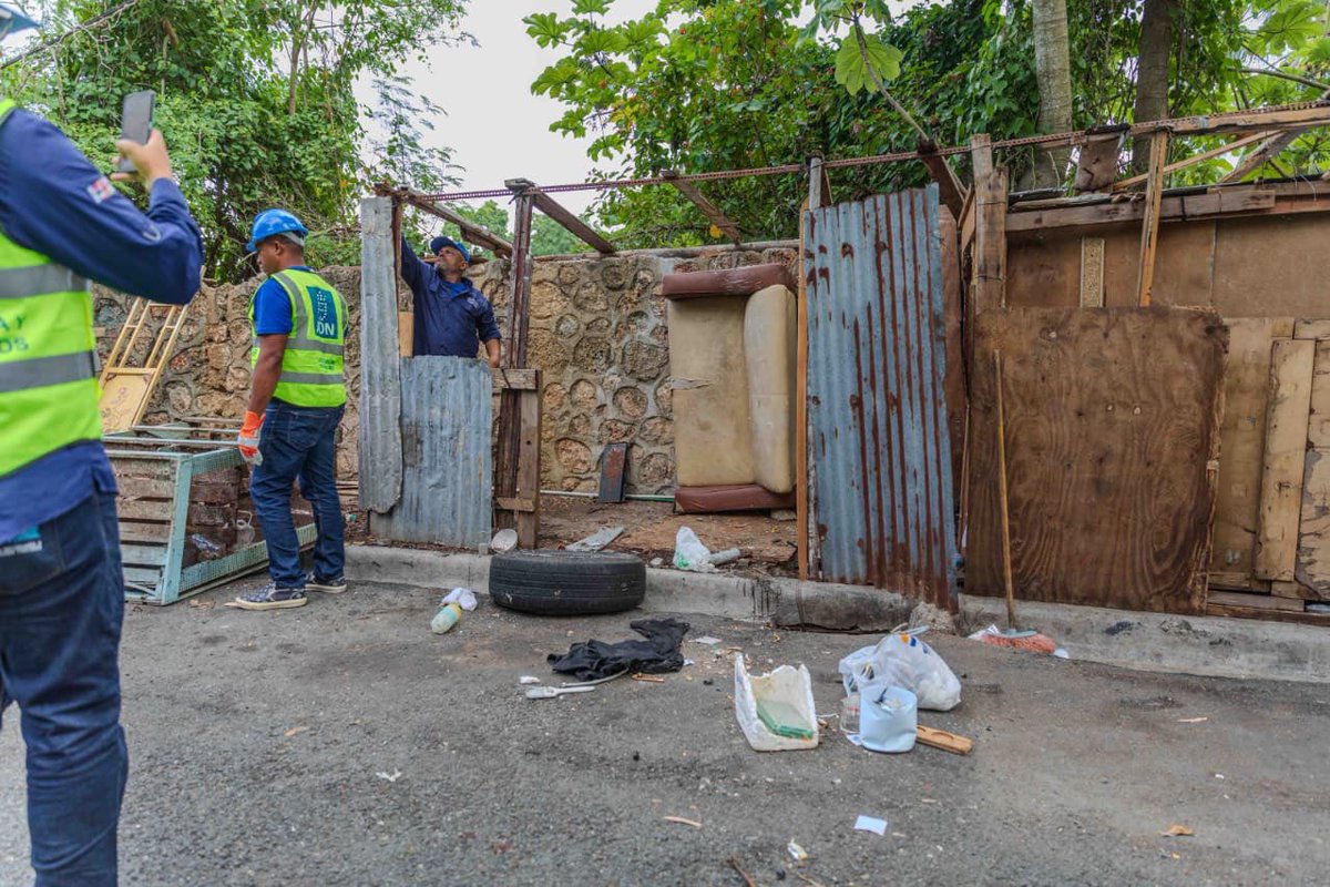 MallelynC's tweet photo. Por instrucciones de Carolina Mejía, la Alcaldía del Distrito Nacional recuperó las aceras de la calle Q en Arroyo Hondo, retirando 11 infraestructuras que ocupaban irregularmente el espacio público. #AlcaldiaDN https://t.co/cNJTRQmEg5