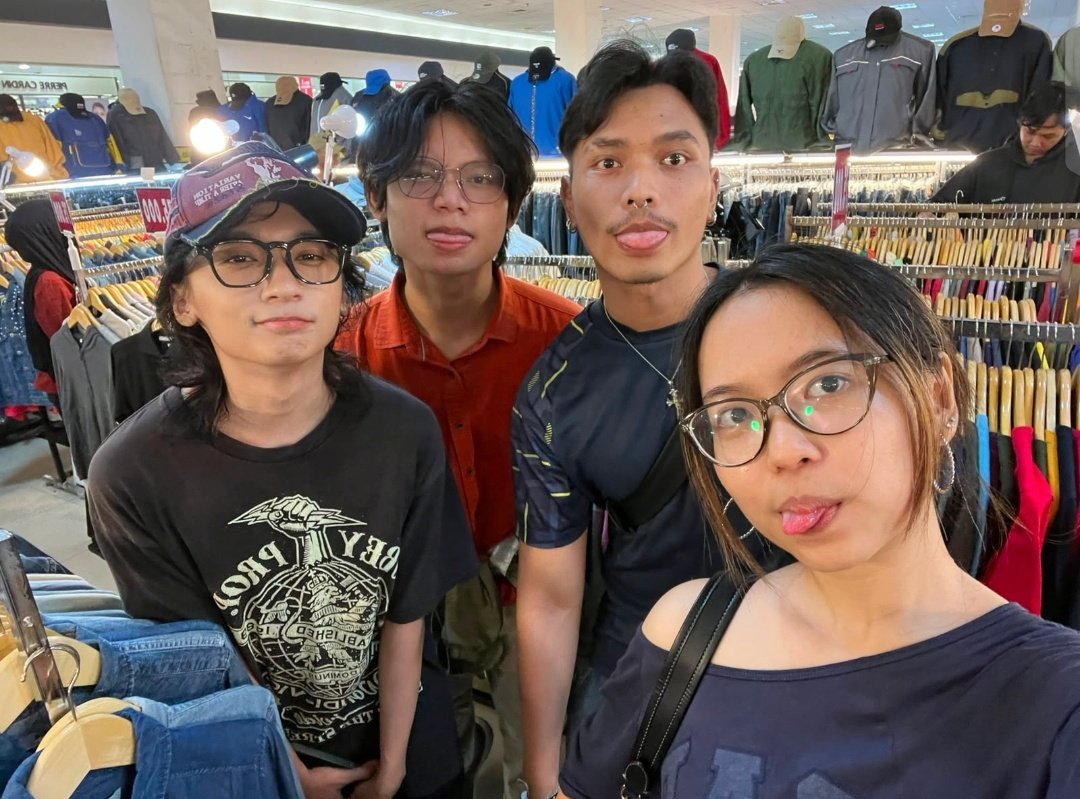 KangPipen's tweet photo. ketemuan pas lagi thrifting https://t.co/3cD0mEQoPA
