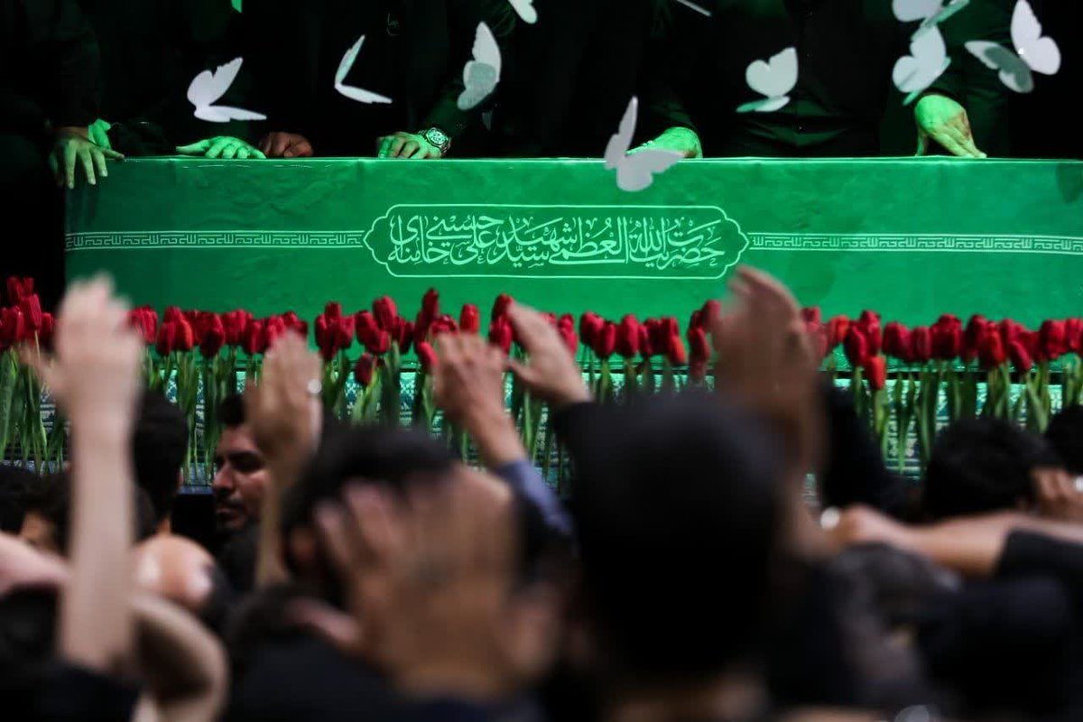 angelsadr17's tweet photo. بر دوش، پیکرش به ادب می‌برند خلق
آن که سه روز پیکر جدش به خاک بود

    #باید_برخاست
    #پدر_امت https://t.co/Gx6jBGkNEf