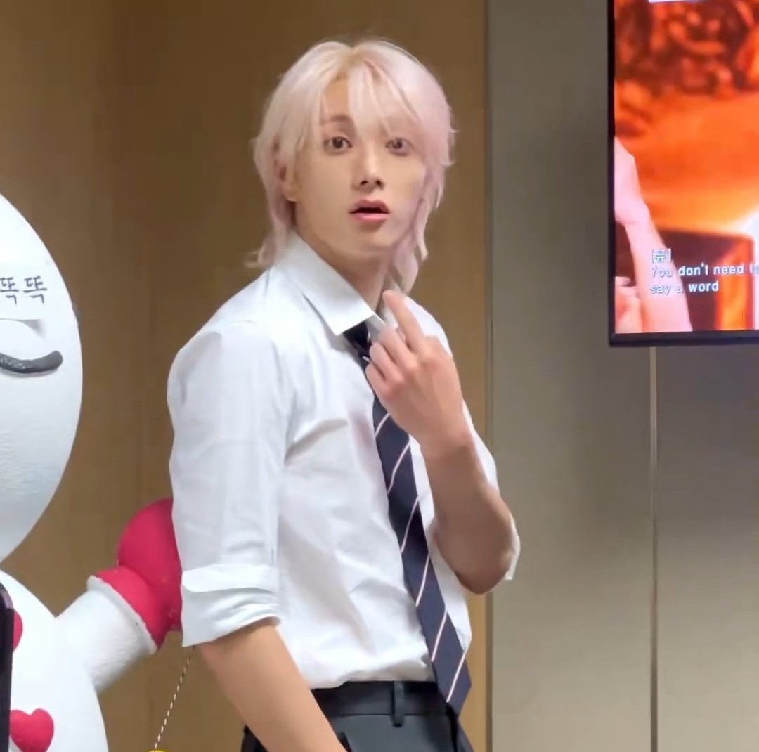 el01900311's tweet photo. a picture that you can hear... yep, and all i hear are hundreds of question marks ㅋㅋㅋ https://t.co/Mqs4KY3ddh
